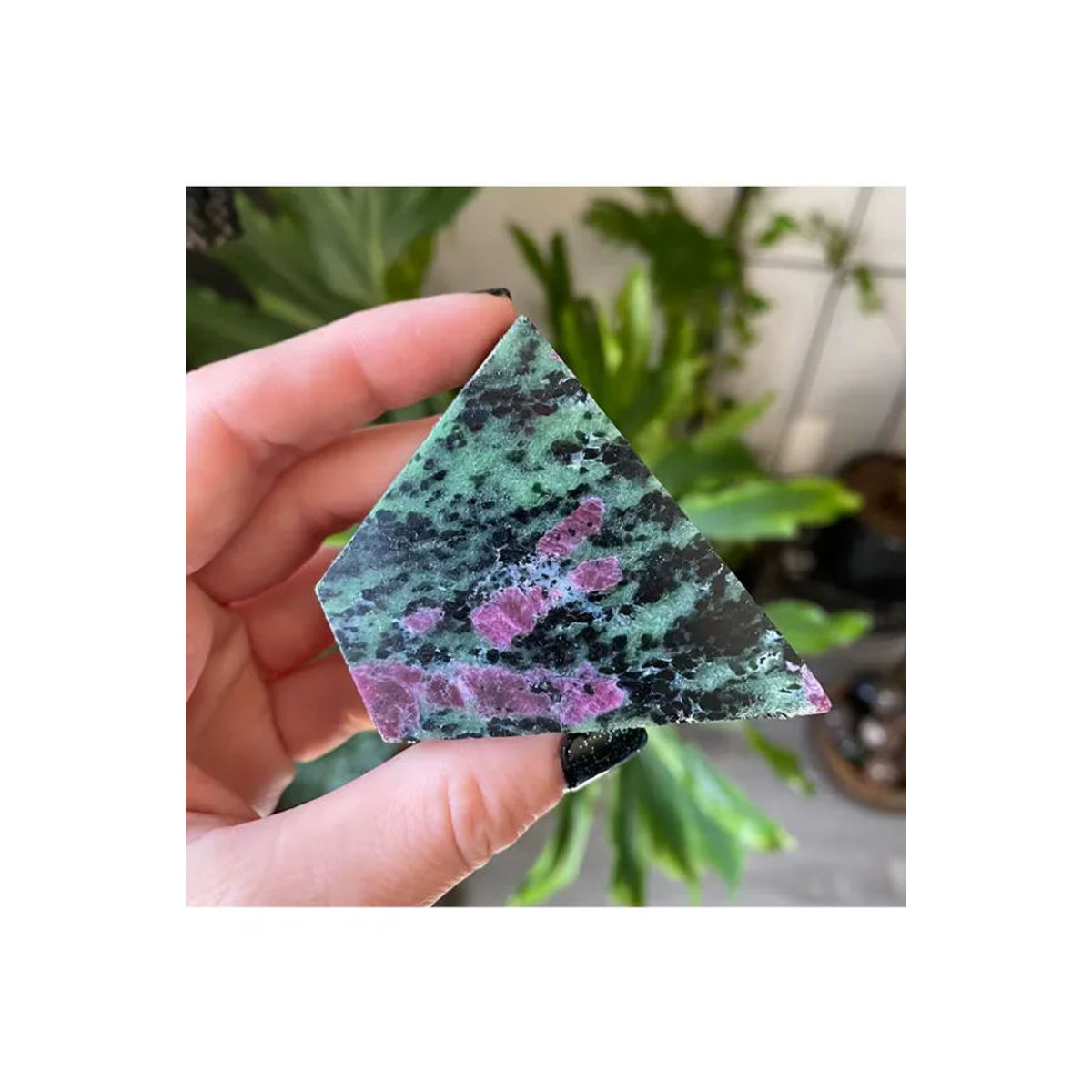 Rubin-Zoisit Anyolite Kristall von CrystalHola als geschnitzter Freiform-Block in mehrfarbig und unregelmäßiger Form - Bild 4