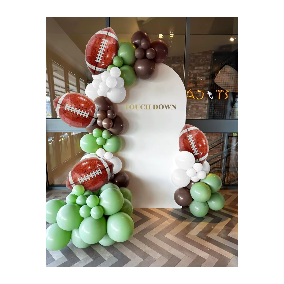 Rugby-Themen-Ballonbogen-Set aus grünem Latex für deine Geburtstags- und Sportparty-Dekoration - Bild 4