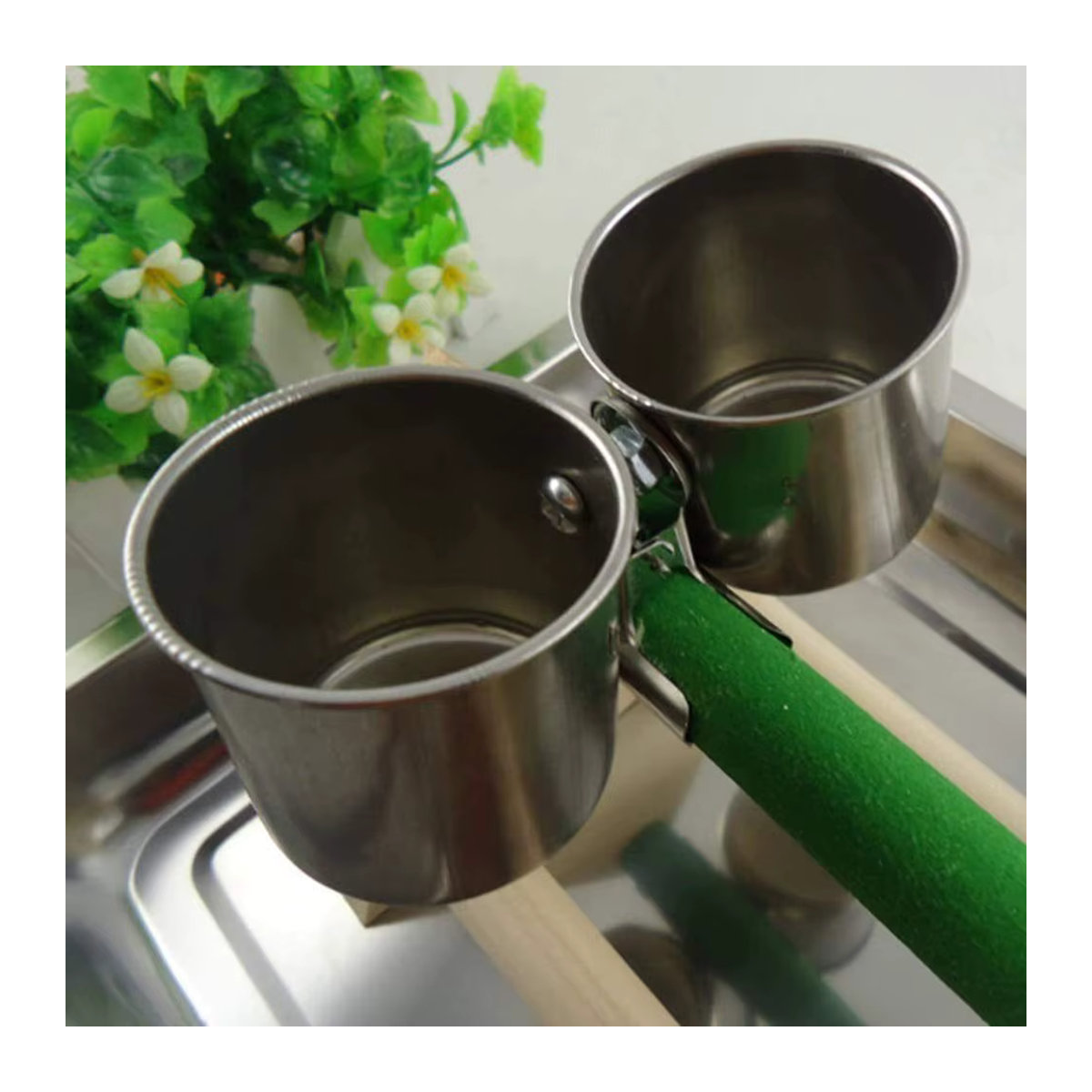 Runde Vogelfutter-Tasse aus Edelstahl als Fütterungsschale für Vögel und Papageien in der Voliere - Bild 5