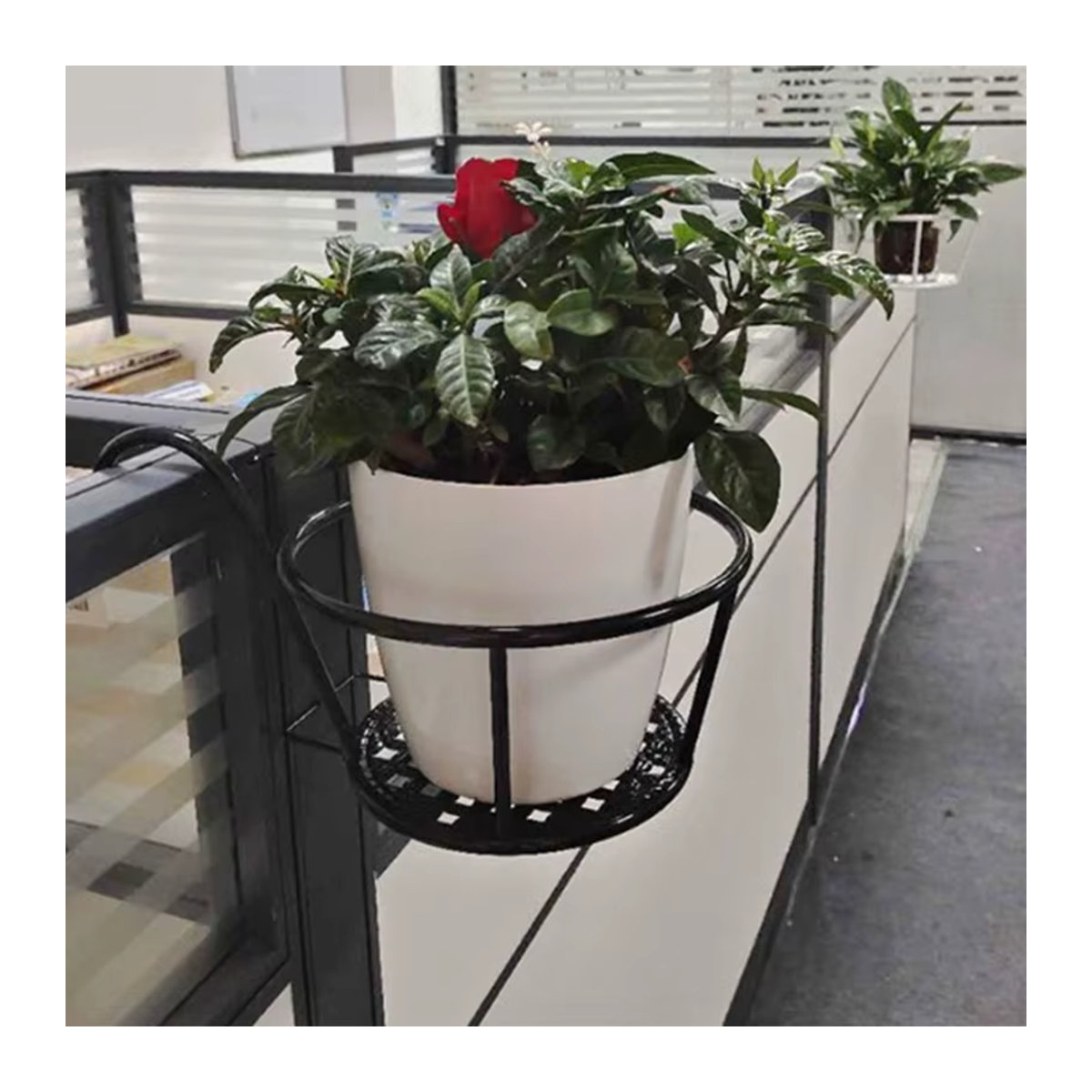 Runder Blumenhalter aus Metall für hängende Blumentöpfe in Schwarz oder Weiß mit Herz-Design - Bild 6