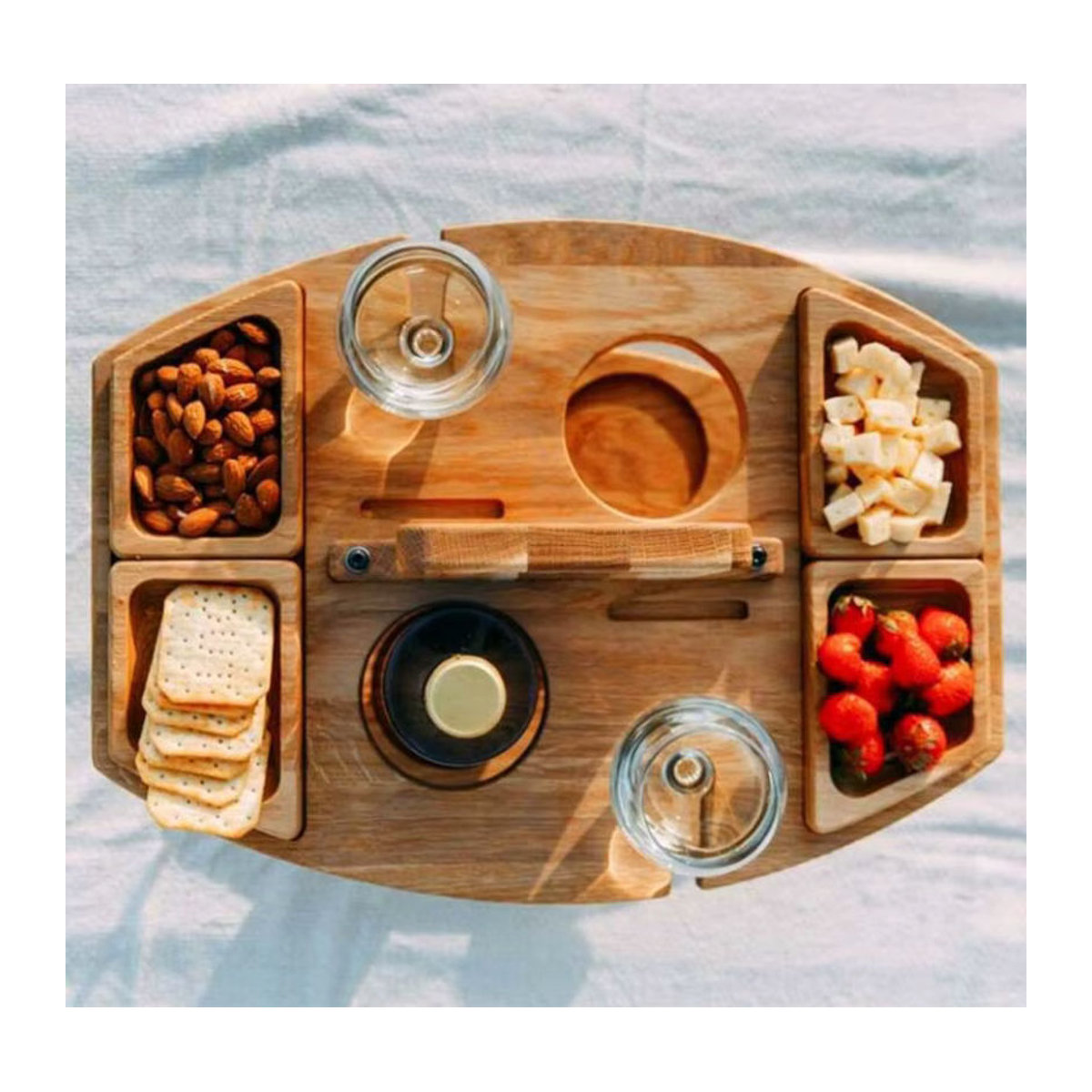 Runder Klappbarer Picknicktisch aus Holz mit Glashalter und Snack-Tablett in Natur und Grau - Bild 2