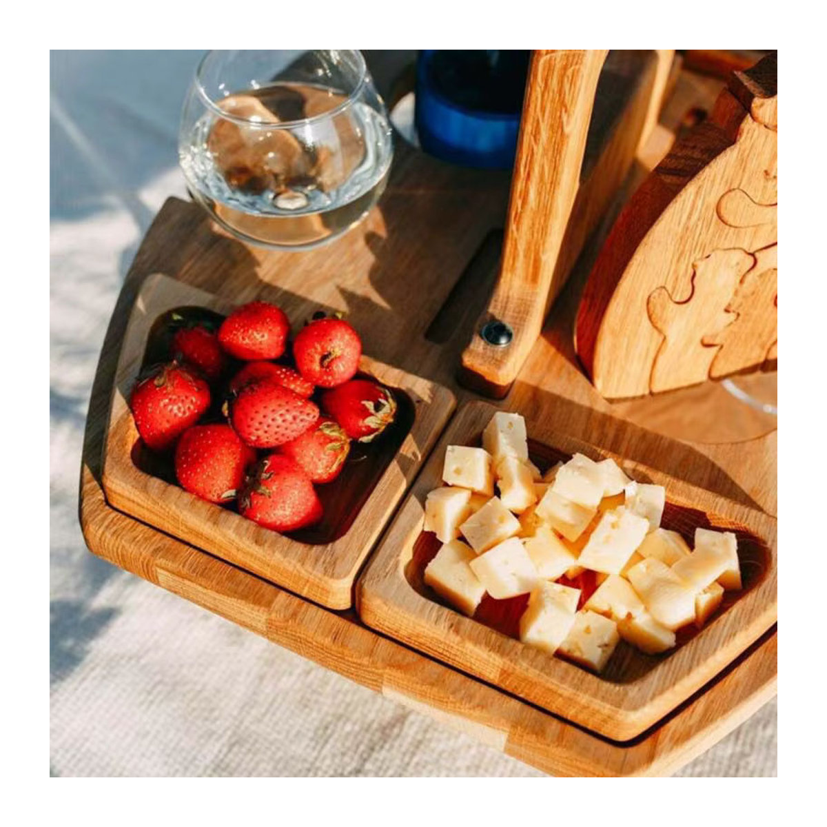 Runder Klappbarer Picknicktisch aus Holz mit Glashalter und Snack-Tablett in Natur und Grau - Bild 3