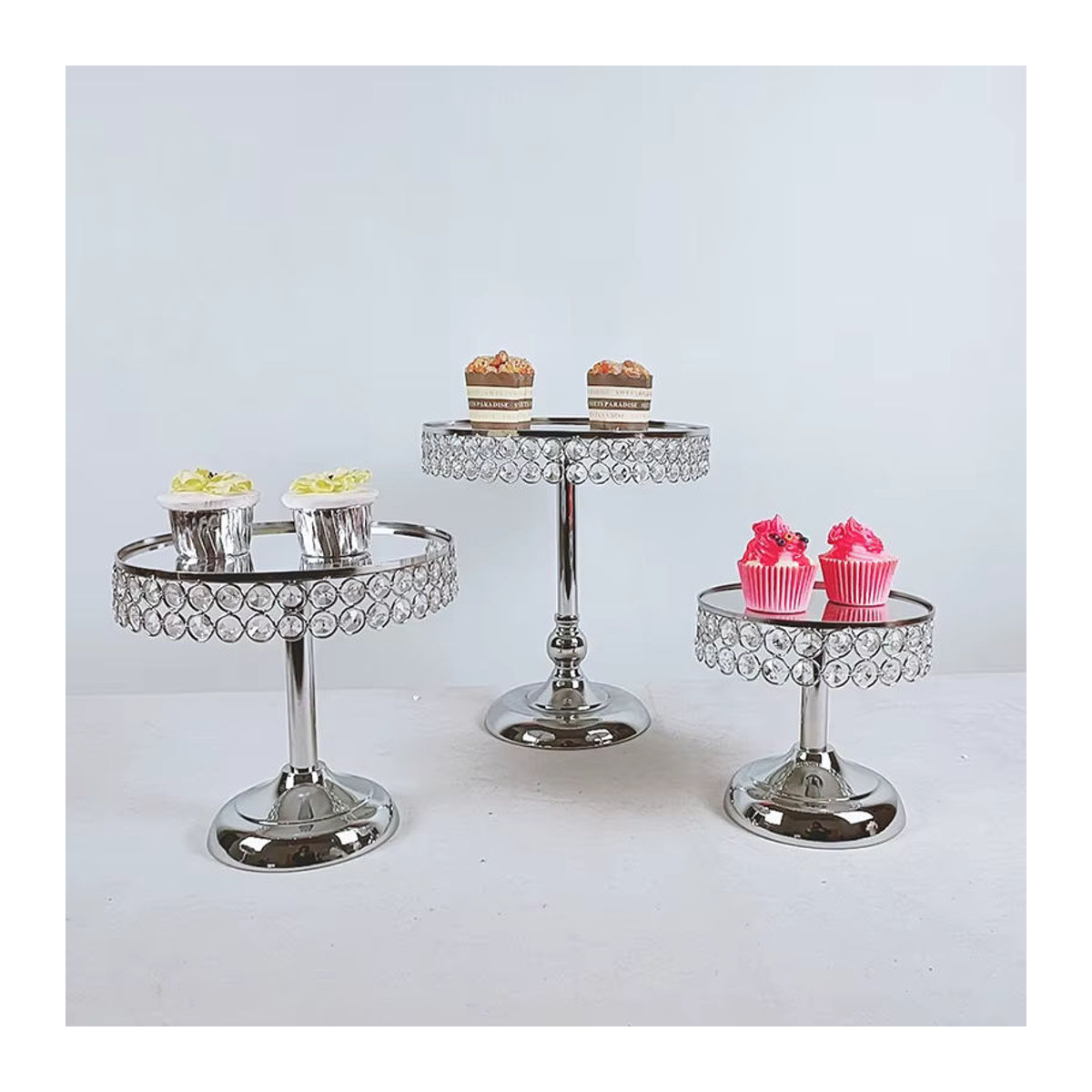 Runder Kuchenständer aus Metall von MYPOAYHODO in Silber mit Kristall-Design - Bild 2