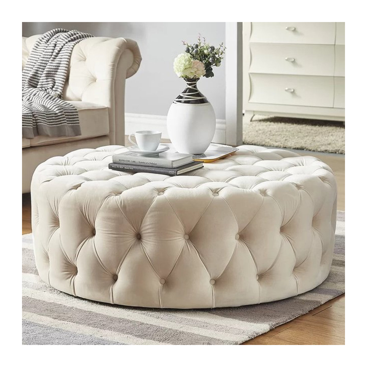 Runder Polsterhocker aus Samt in Beige, Skandinavischer Design-Ottomane für Wohnzimmer und Schlafzimmer, Durchmesser: 90 cm, Höhe: 40 cm - Bild 1