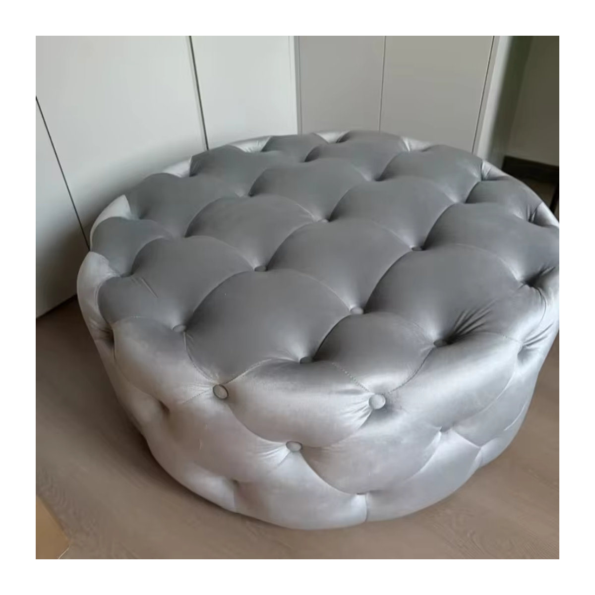 Runder Polsterhocker aus Samt in Beige, Skandinavischer Design-Ottomane für Wohnzimmer und Schlafzimmer, Durchmesser: 90 cm, Höhe: 40 cm - Bild 4