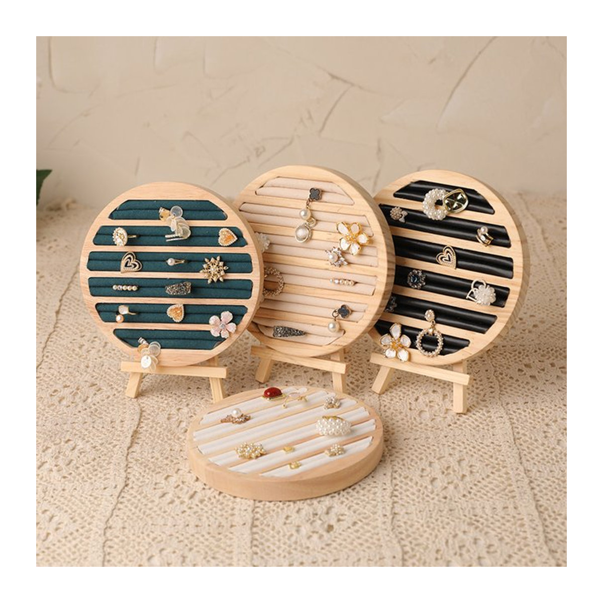 Rundes Schmucktablett aus Holz in Beige und Braun für Ringe, Ohrringe und Armbänder als minimalistisches Display und Aufbewahrungsständer - Bild 1