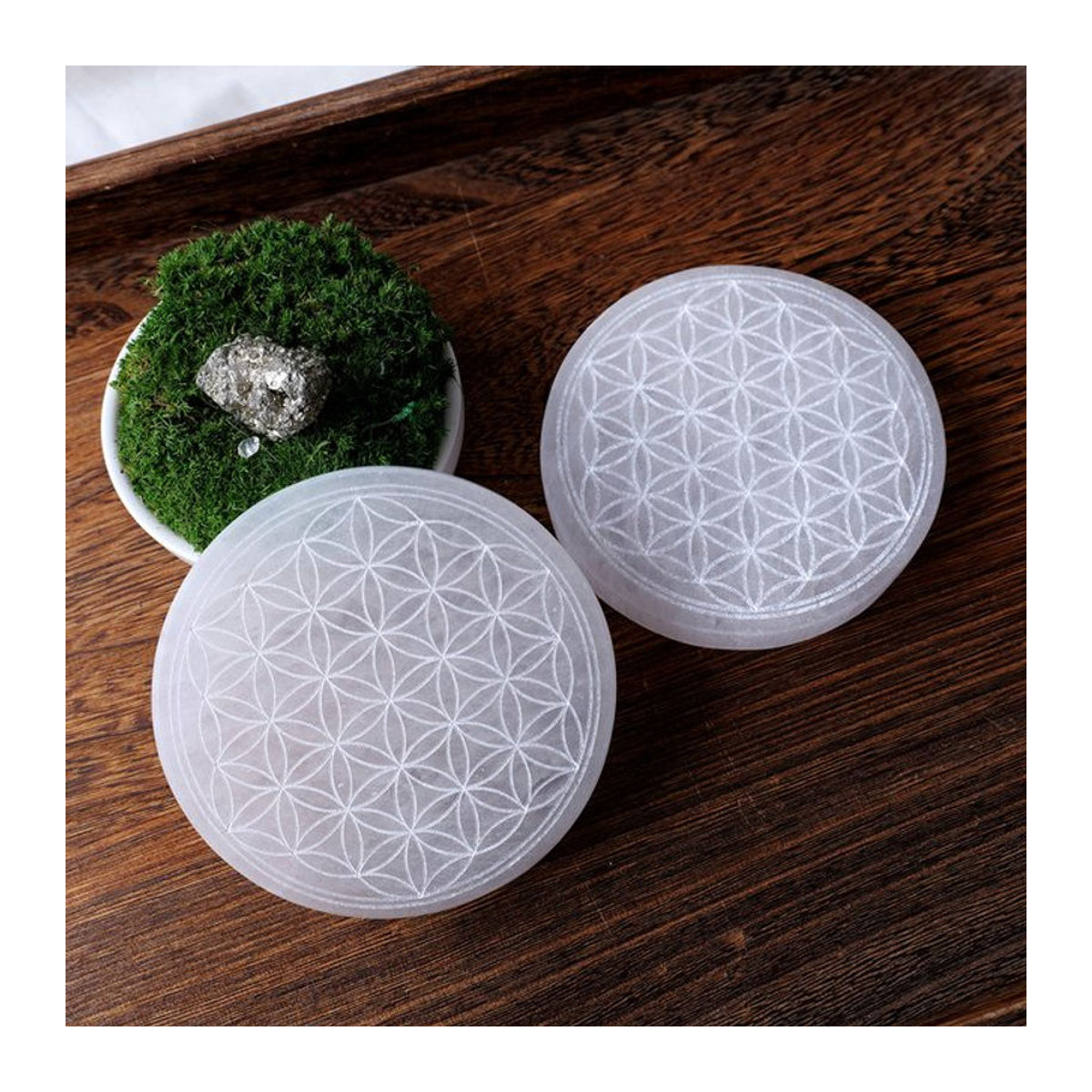Rundes Selenit Kristall Ornament in Weiß mit floralem Design als Energieplatte - Bild 1