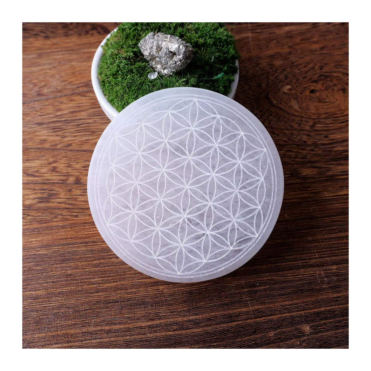 Rundes Selenit Kristall Ornament in Weiß mit floralem Design als Energieplatte - Bild 5
