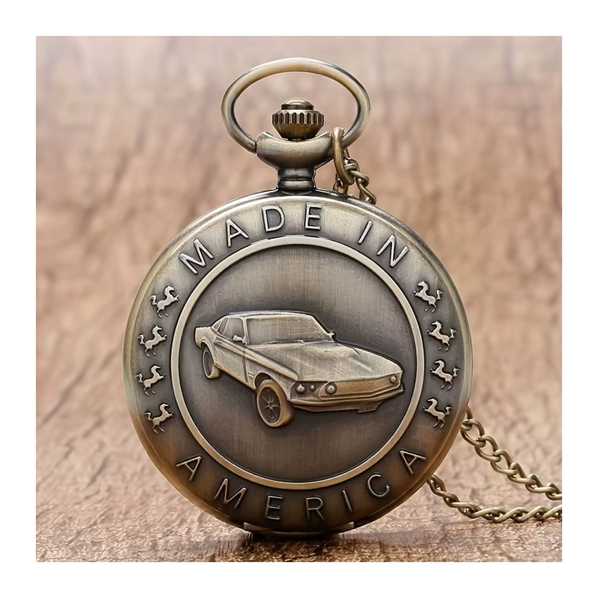 RUNERR Mustang Auto Taschenuhr aus Metall in Gold mit Vintage-Design und rundem Gehäuse - Bild 2