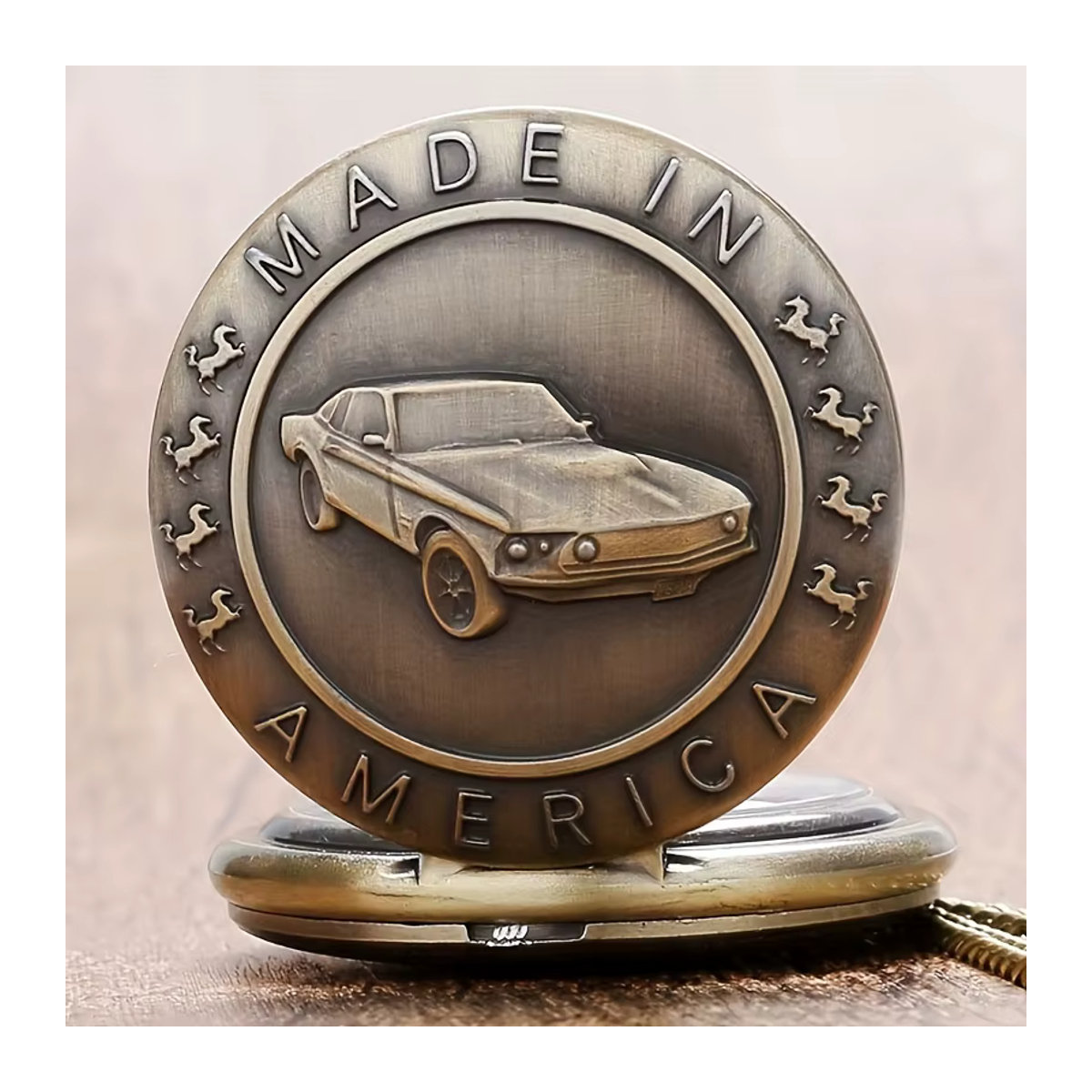 RUNERR Mustang Auto Taschenuhr aus Metall in Gold mit Vintage-Design und rundem Gehäuse - Bild 3