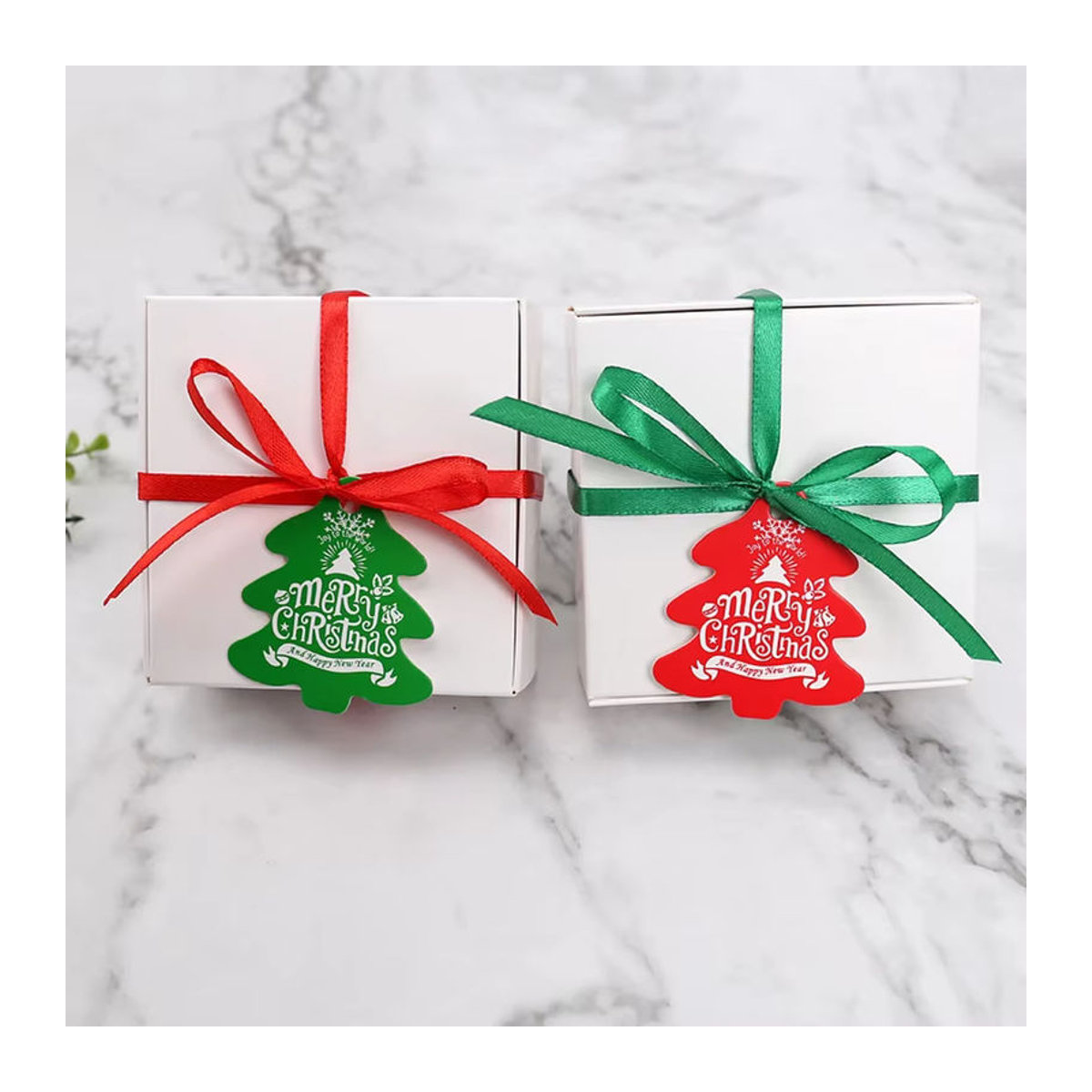 Runtow 100 Stück Weihnachtsbaum Anhänger aus Papier mit Frohe Weihnachten Schriftzug in Mehrfarbig als Hängeornament und Geschenkanhänger - Bild 3