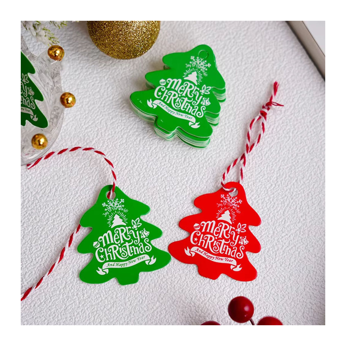 Runtow 100 Stück Weihnachtsbaum Anhänger aus Papier mit Frohe Weihnachten Schriftzug in Mehrfarbig als Hängeornament und Geschenkanhänger - Bild 4