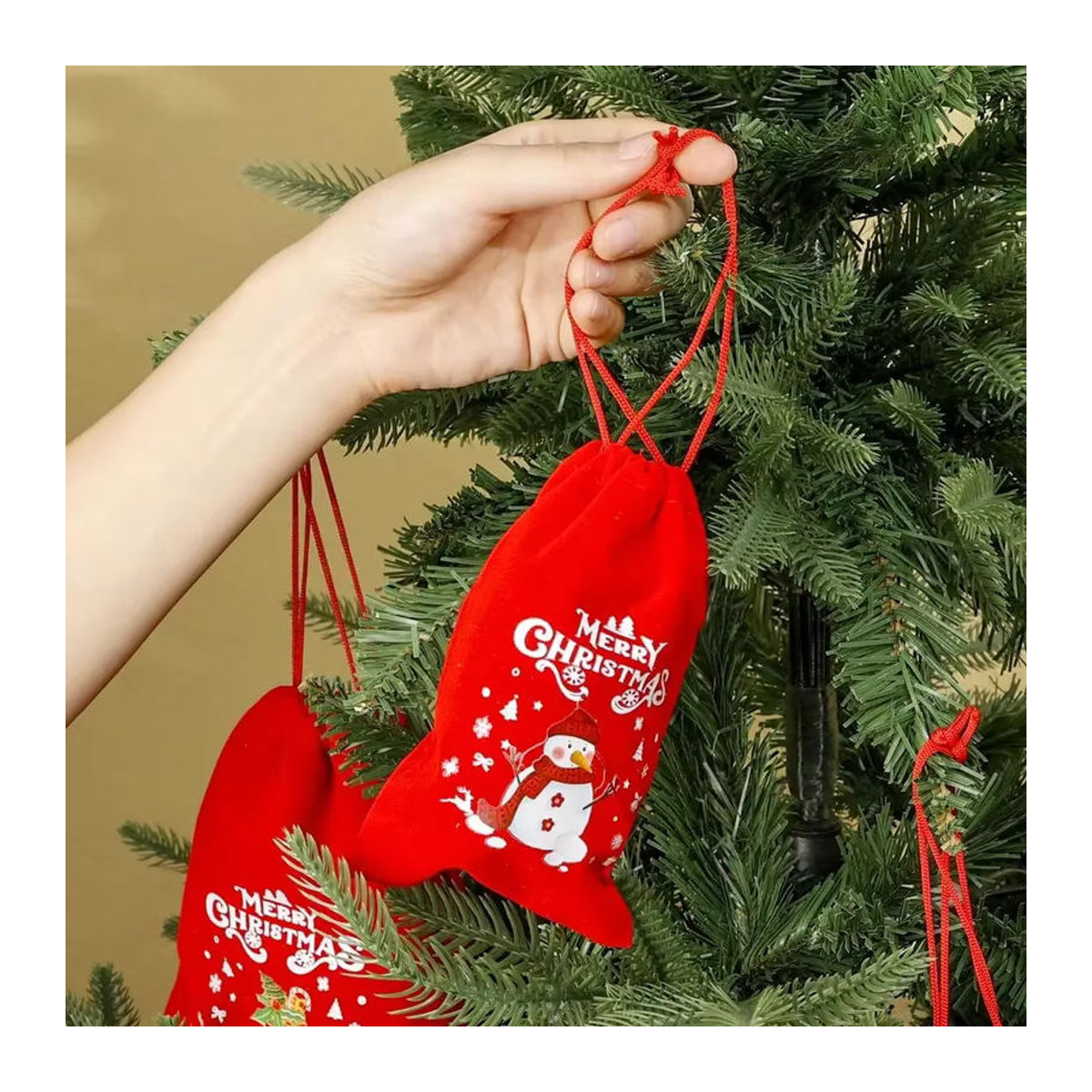 Runtow Weihnachts-Samtbeutel mit Kordelzug in Rot, 12 Stück Stoffbeutel mit Weihnachtsmann und Schneemann als Hängeornament zur Weihnachtsdekoration - Bild 5