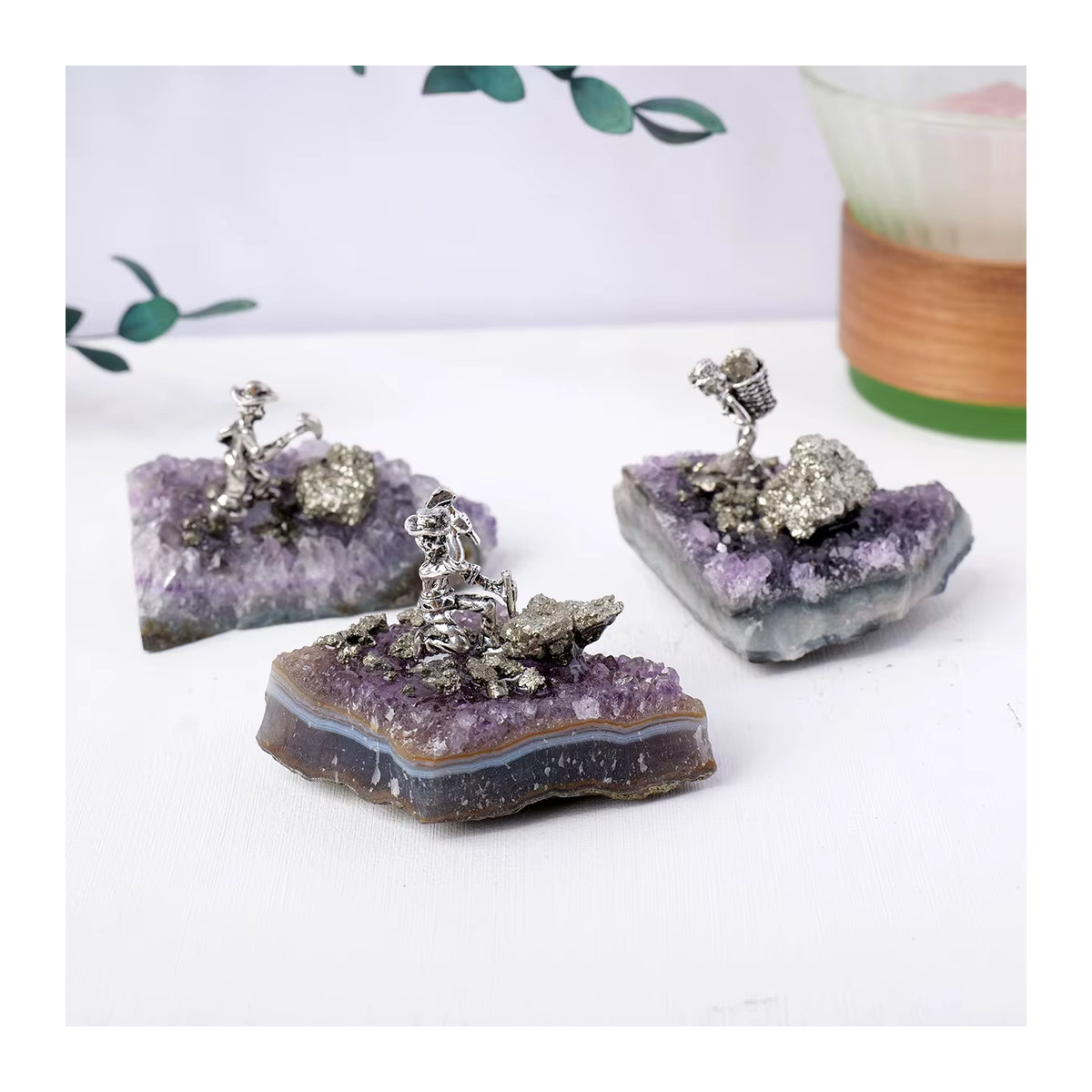 Runyangshi Amethyst Cluster mit Chalkopyrit als natürlicher Kristallstein in Lila zur Tischdekoration - Bild 5