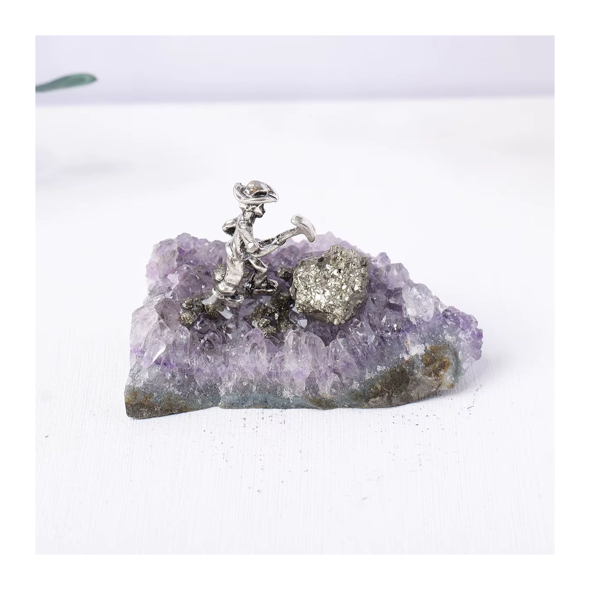 Runyangshi Amethyst Cluster mit Chalkopyrit als natürlicher Kristallstein in Lila zur Tischdekoration - Bild 6