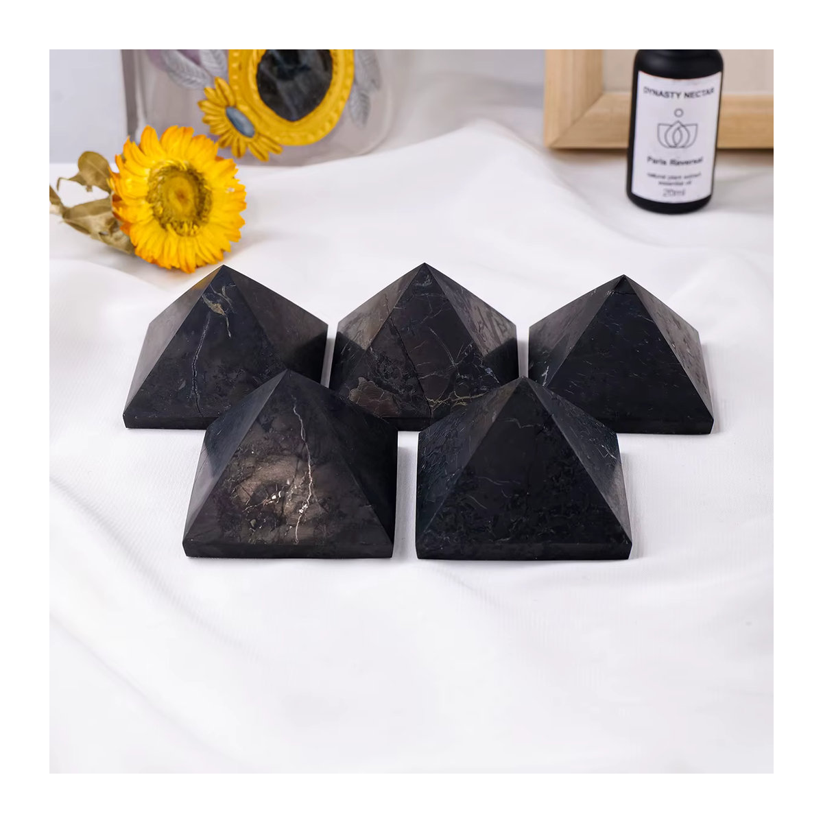 Runyangshi Shungit Pyramide aus natürlichem Kristall in Schwarz als dekoratives Heilstein-Ornament für Reiki und Energiearbeit - Bild 4