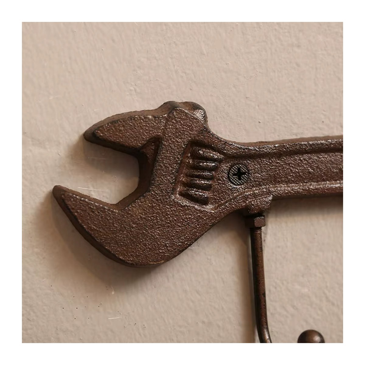 Rustikaler Hammerschlüsselhaken aus Metall in Braun für die Wandmontage im Industrial-Stil - Bild 3