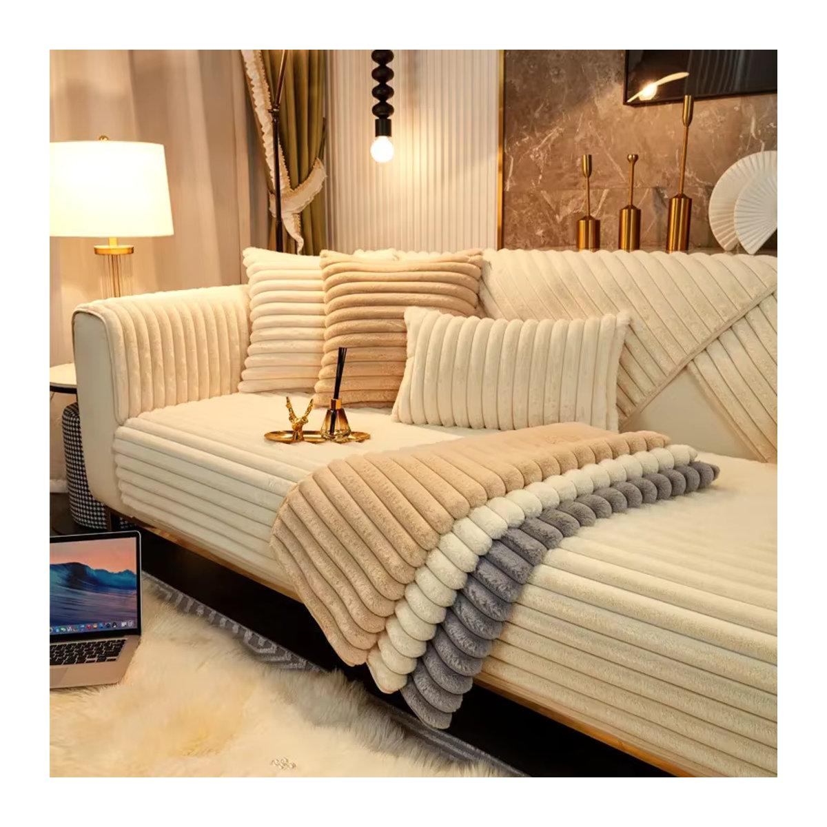 Rutschfeste Sofa-Schutzdecke aus verdicktem Kaninchen-Plüsch in Creme von Jingyan Xijie - Bild 1