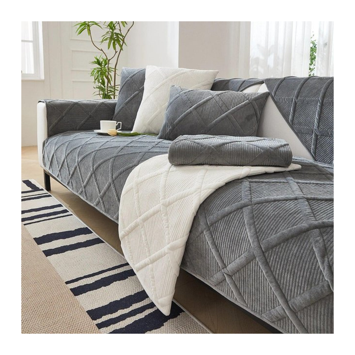 Rutschfester Plüsch-Sofabezug von A Family Of Home Textiles in Grau, weiches Sofakissen als Schonbezug für dein Wohnzimmer, B/B: 110 x 110 cm - Bild 1