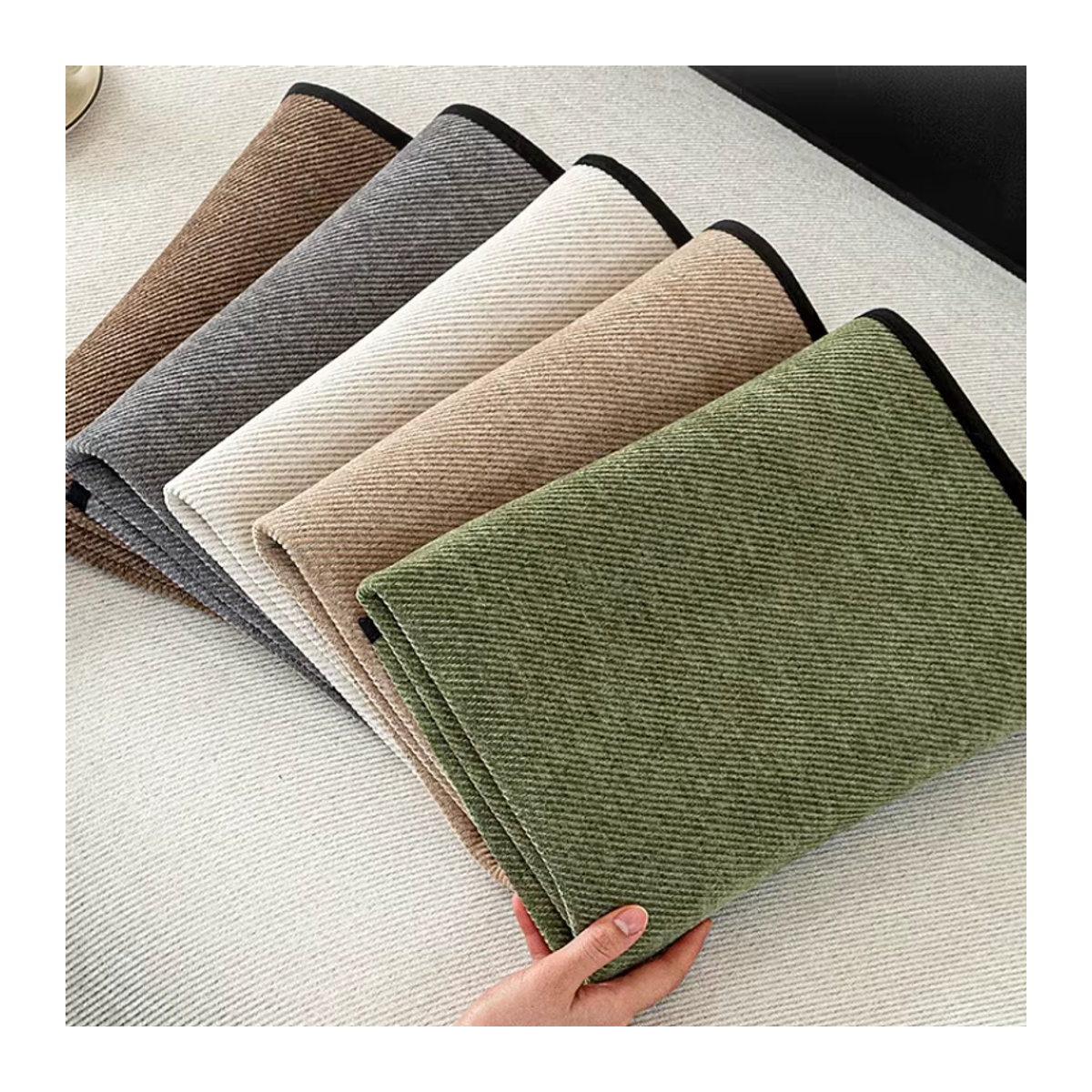 Rutschfester Sofabezug aus massivem Chenille-Twill als Couch-Schonbezug für dein Wohnzimmer in Beige und Braun - Bild 2