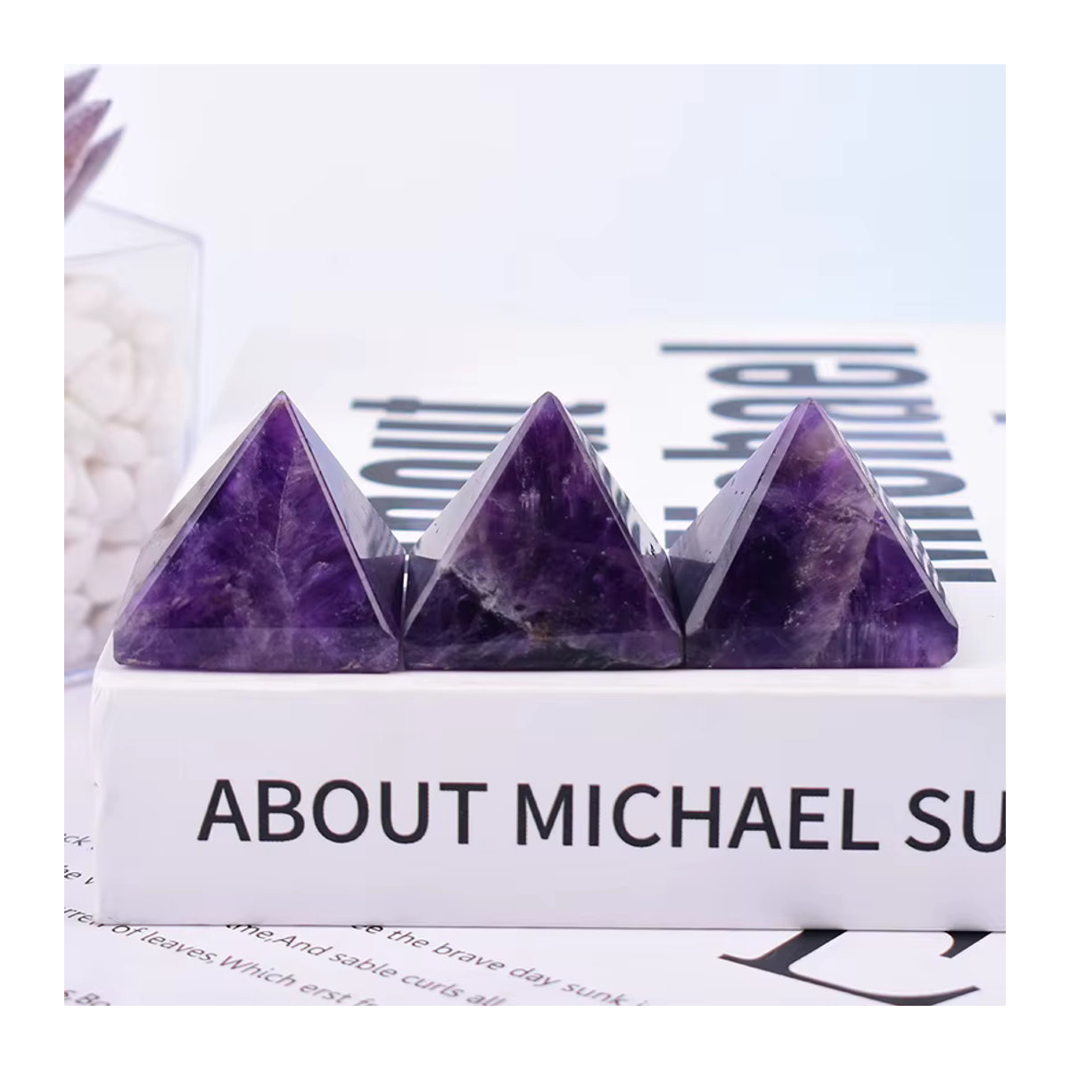RYCRYSTAL Amethyst Kristallpyramide in Lila als polierter Heilstein für Reiki und Meditation - Bild 4
