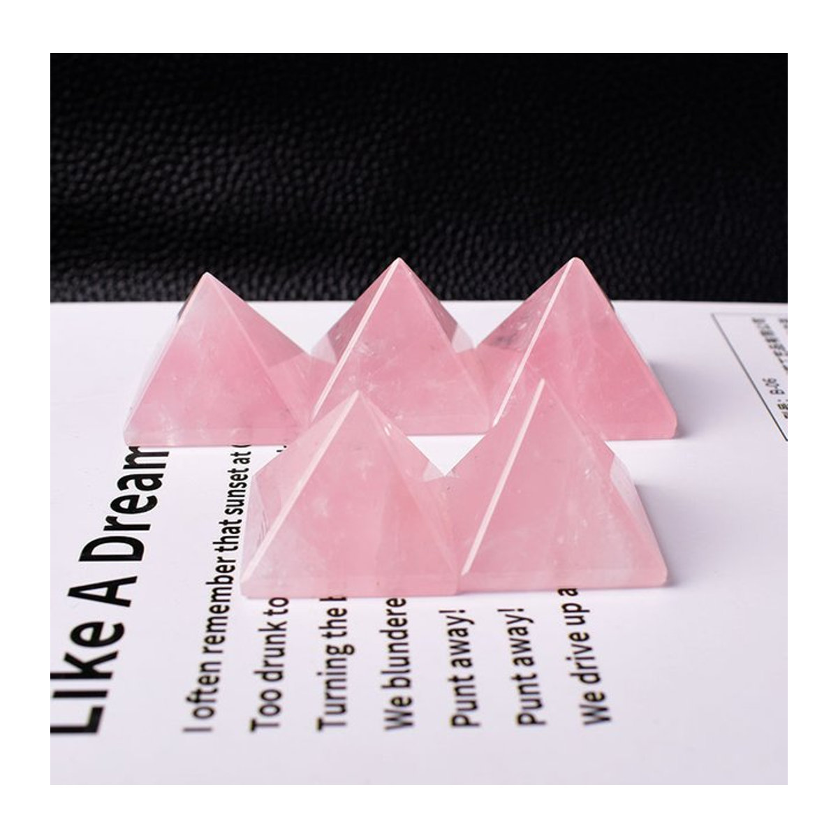 RYCRYSTAL Rosenquarz Pyramide aus natürlichem Edelstein in Rosa für Meditation und Wohnkultur - Bild 1