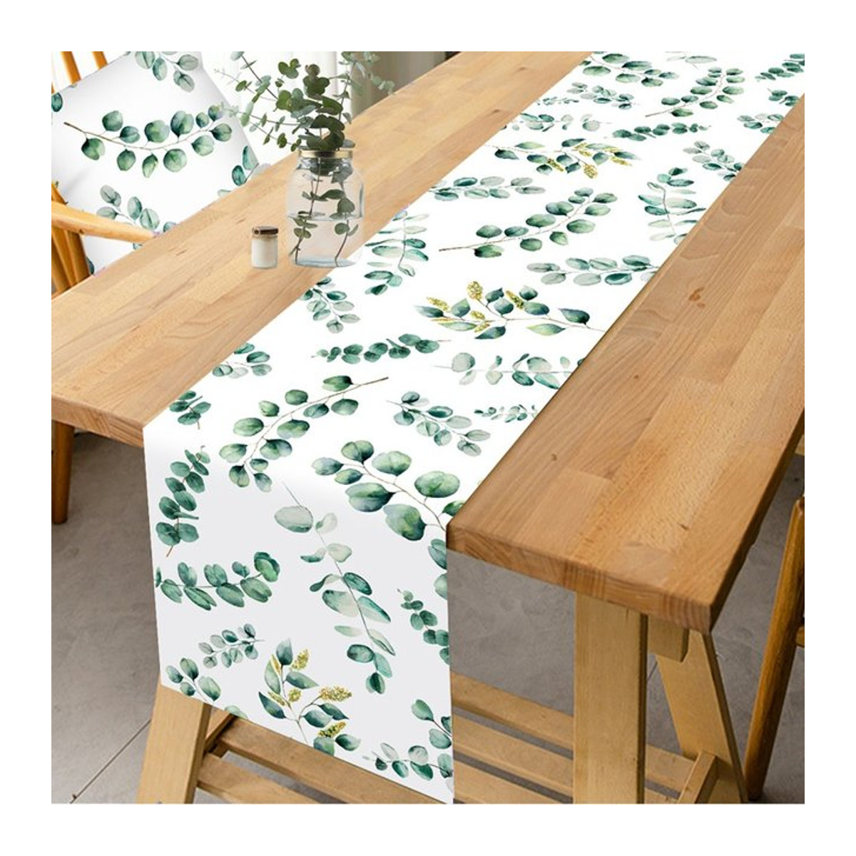 Salbeigrüner Tischläufer mit Eukalyptusblatt-Design aus Polyester für deine Tischdekoration in Grün und Weiß - Bild 1