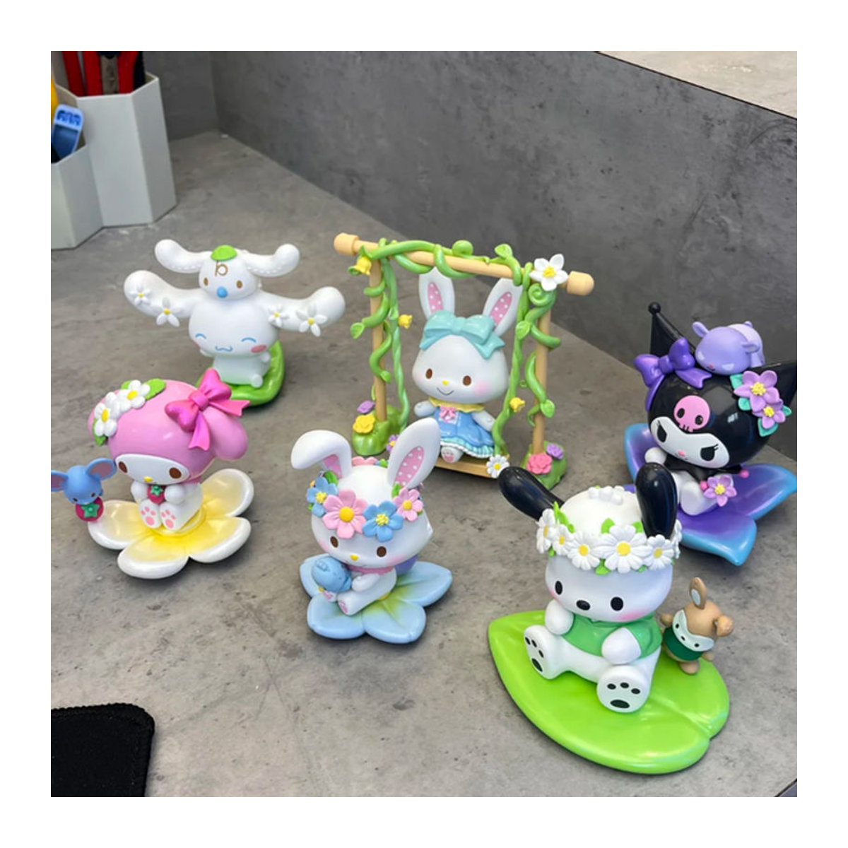 Sanrio Charaktere Frühling Blume Serie Blind Box Kawaii Anime Figuren aus Kunststoff in Mehrfarbig - Bild 1