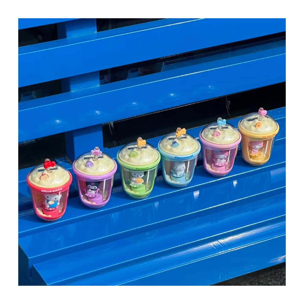 Sanrio Charaktere Milch Teetasse Serie Blind Box Mystery Box mit Anime Figuren als Dekoration für Mädchen in Mehrfarbig - Bild 1