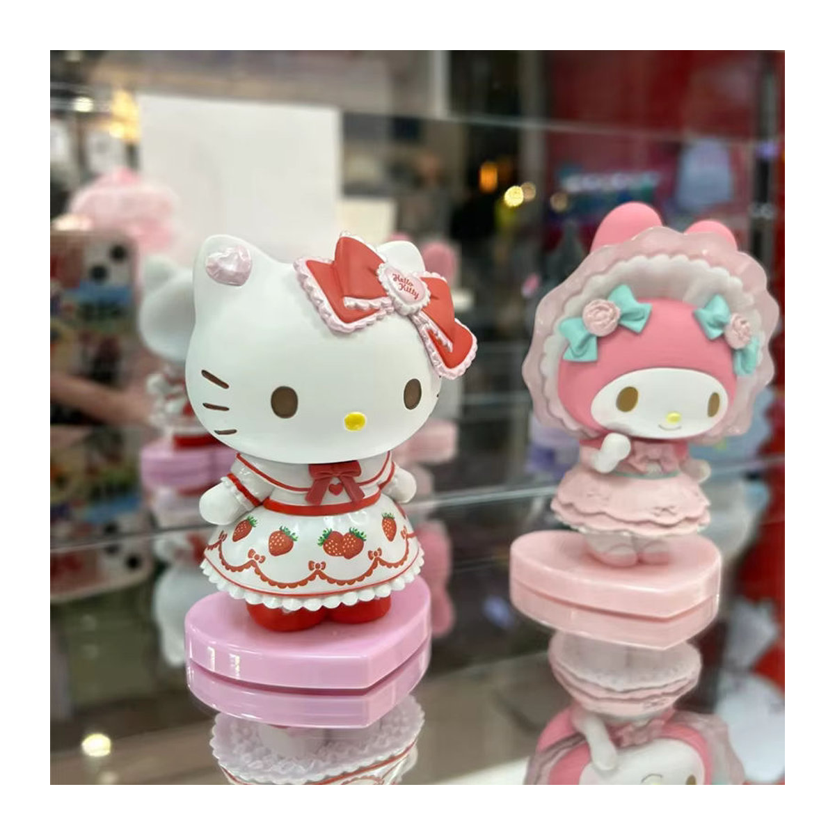 Sanrio Desktop Ornamente in Lolita Design mit Hello Kitty, My Melody, Kuromi und Cinnamoroll in Rosa, Rot und Weiß - Bild 1