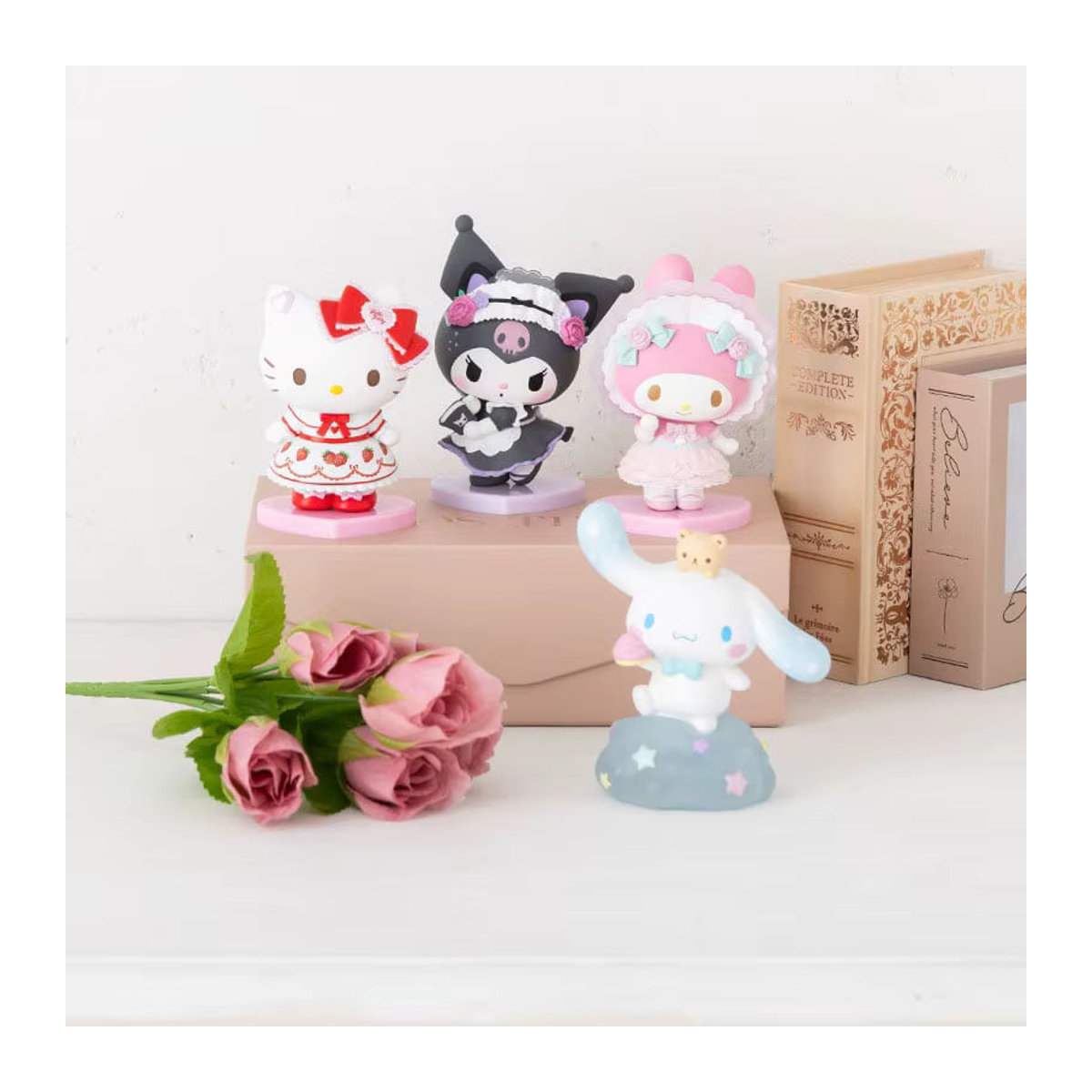 Sanrio Desktop Ornamente in Lolita Design mit Hello Kitty, My Melody, Kuromi und Cinnamoroll in Rosa, Rot und Weiß - Bild 2