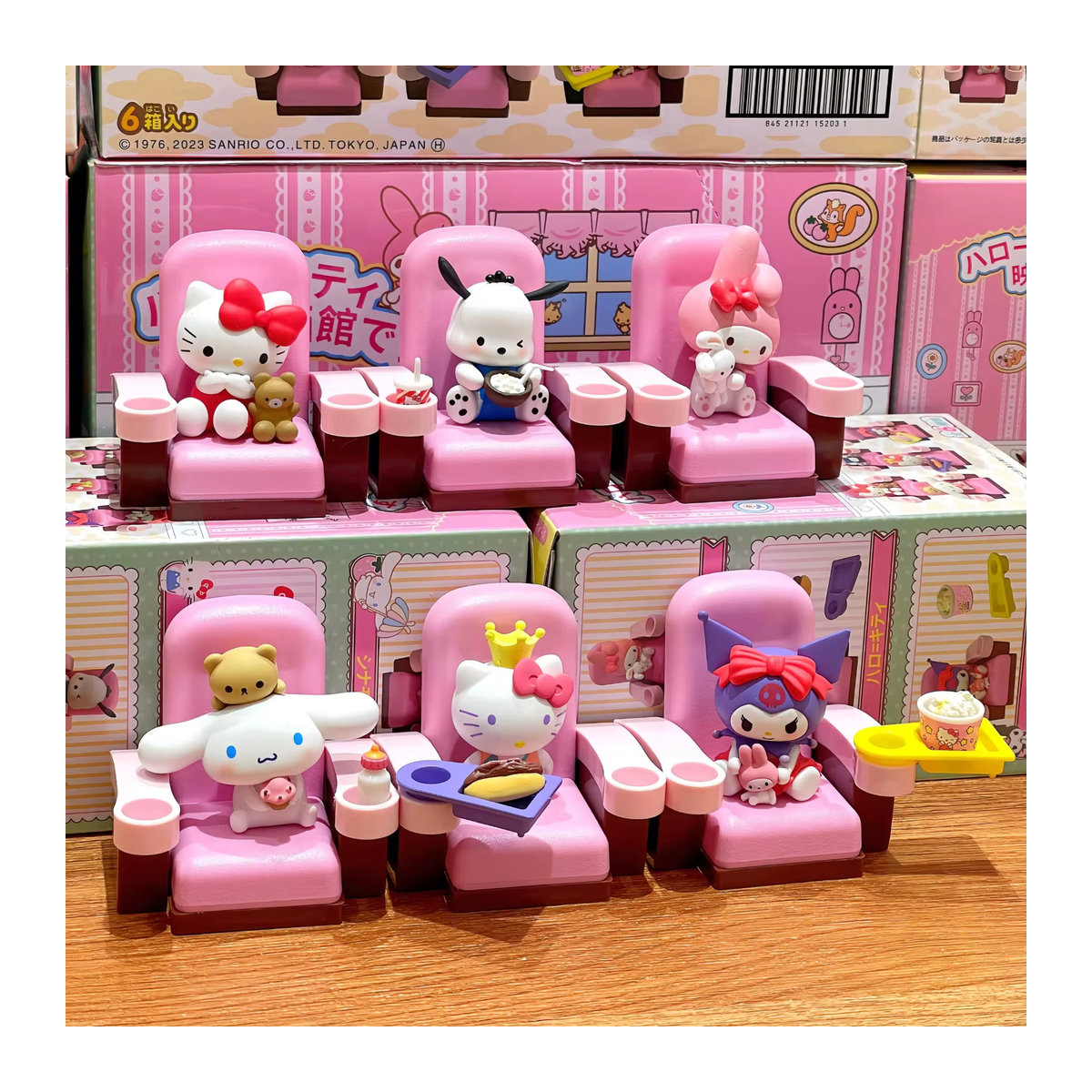 Sanrio Hello Kitty Blindbox Miniaturszene Kino Filmbeobachtung Rosa Figur aus Kunststoff - Bild 2