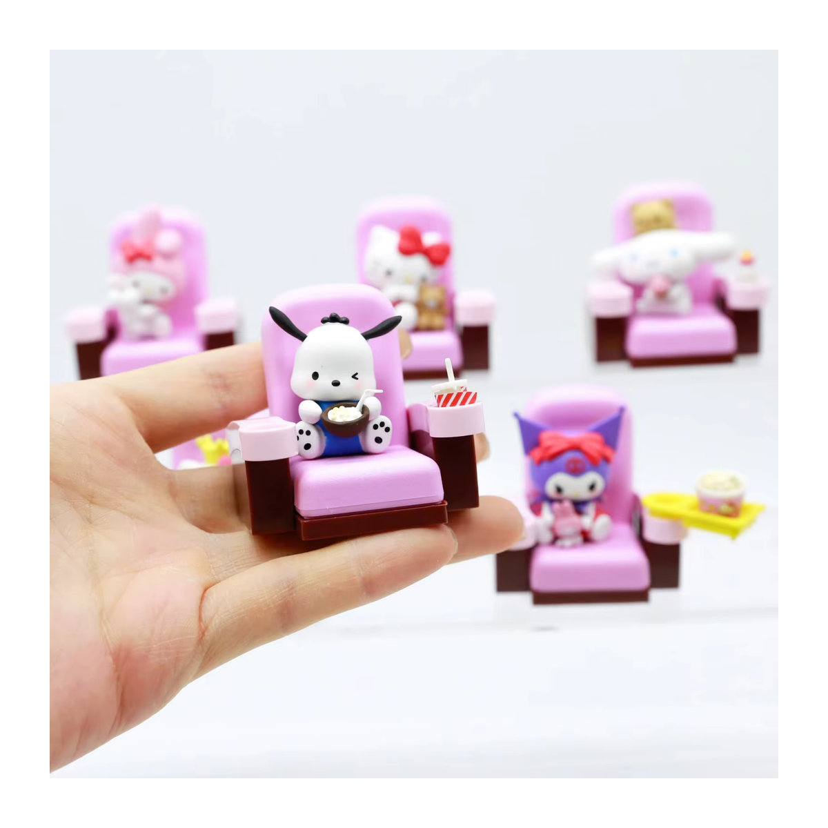 Sanrio Hello Kitty Blindbox Miniaturszene Kino Filmbeobachtung Rosa Figur aus Kunststoff - Bild 3