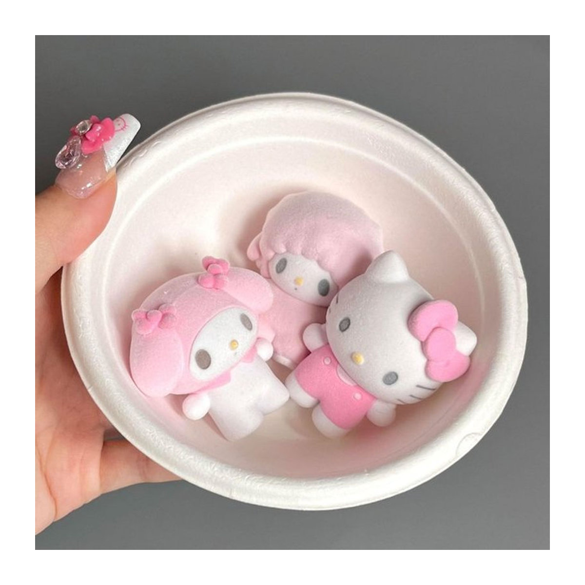 Sanrio Magnetische Saugbox Blind Box mit Hello Kitty, Kuromi und Cinnamoroll als hochwertige Kunststoff-Puppen in Rosa für deine Desktop-Dekoration - Bild 1