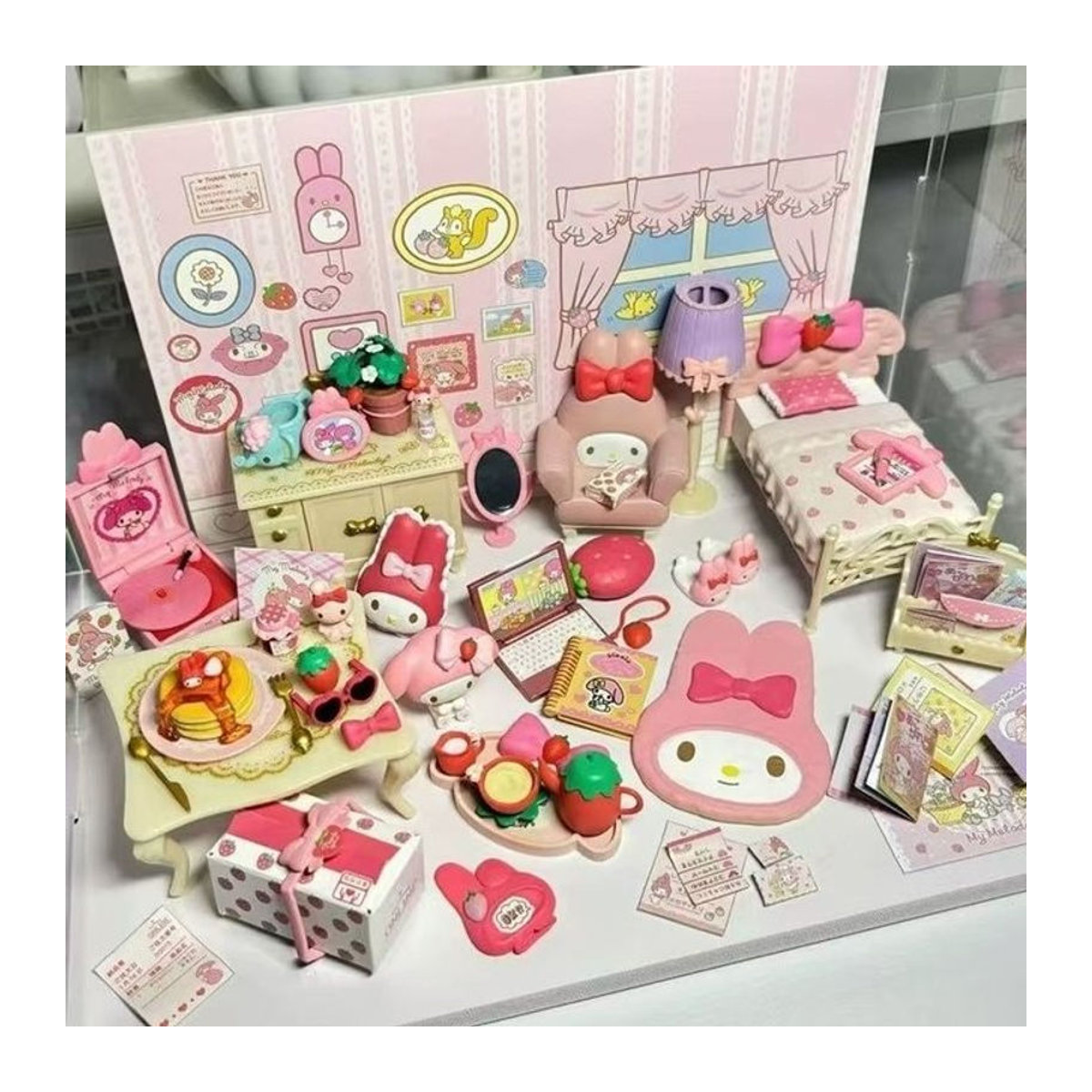 Sanrio My Melody Miniatur Szene Erdbeere Zimmer Blind Box Anime Figur in Rosa als Desktop Dekoration für Kinder - Bild 1