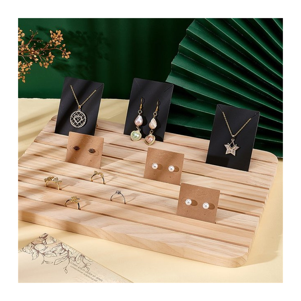 Schmuck Display aus Massivholz von Lesaiyarr in Braun mit Kartensteckplatz für Ohrringe, Halsketten und Visitenkarten - Bild 1