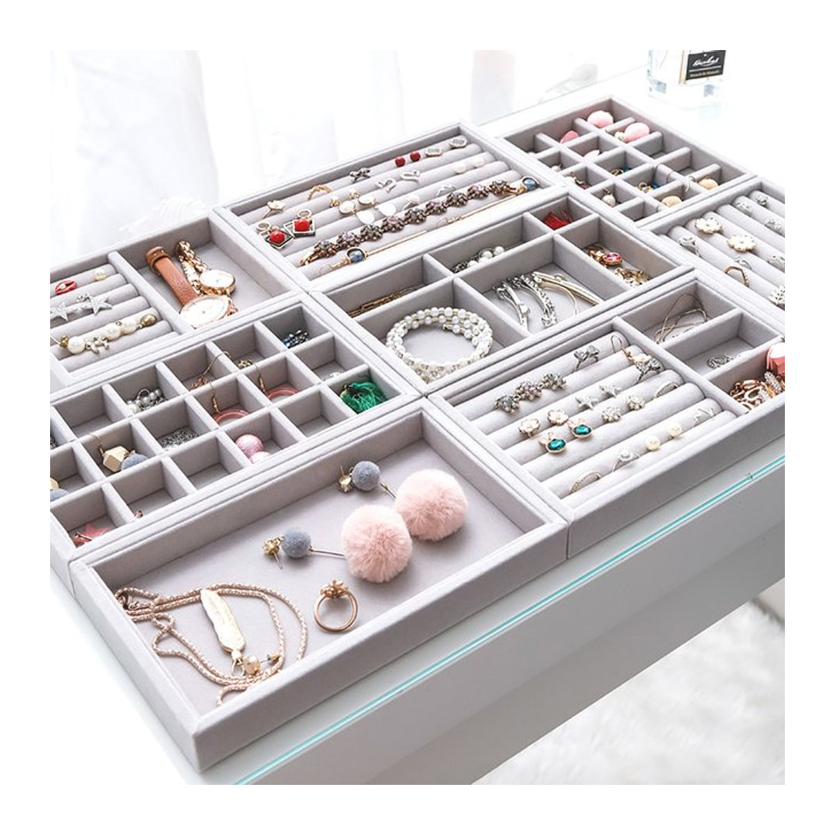 Schmuck-Organizer aus Samt in Grau als Aufbewahrungstablett und Präsentationsbox für Ringe, Armbänder und Halsketten - Bild 1