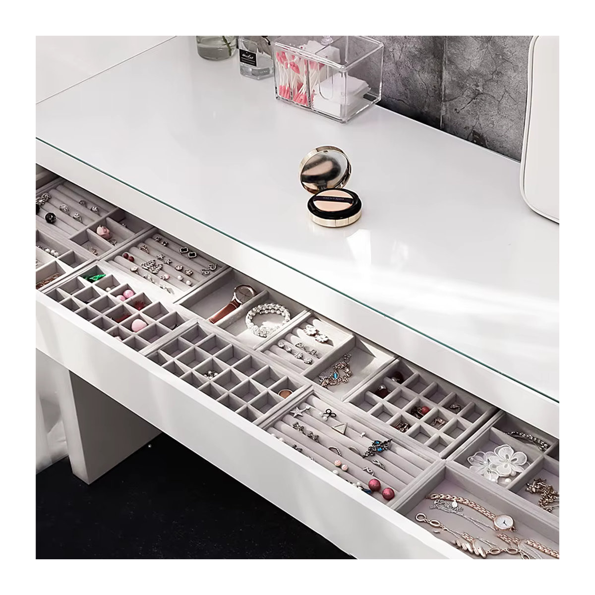 Schmuck-Organizer aus Samt in Grau als Aufbewahrungstablett und Präsentationsbox für Ringe, Armbänder und Halsketten - Bild 2