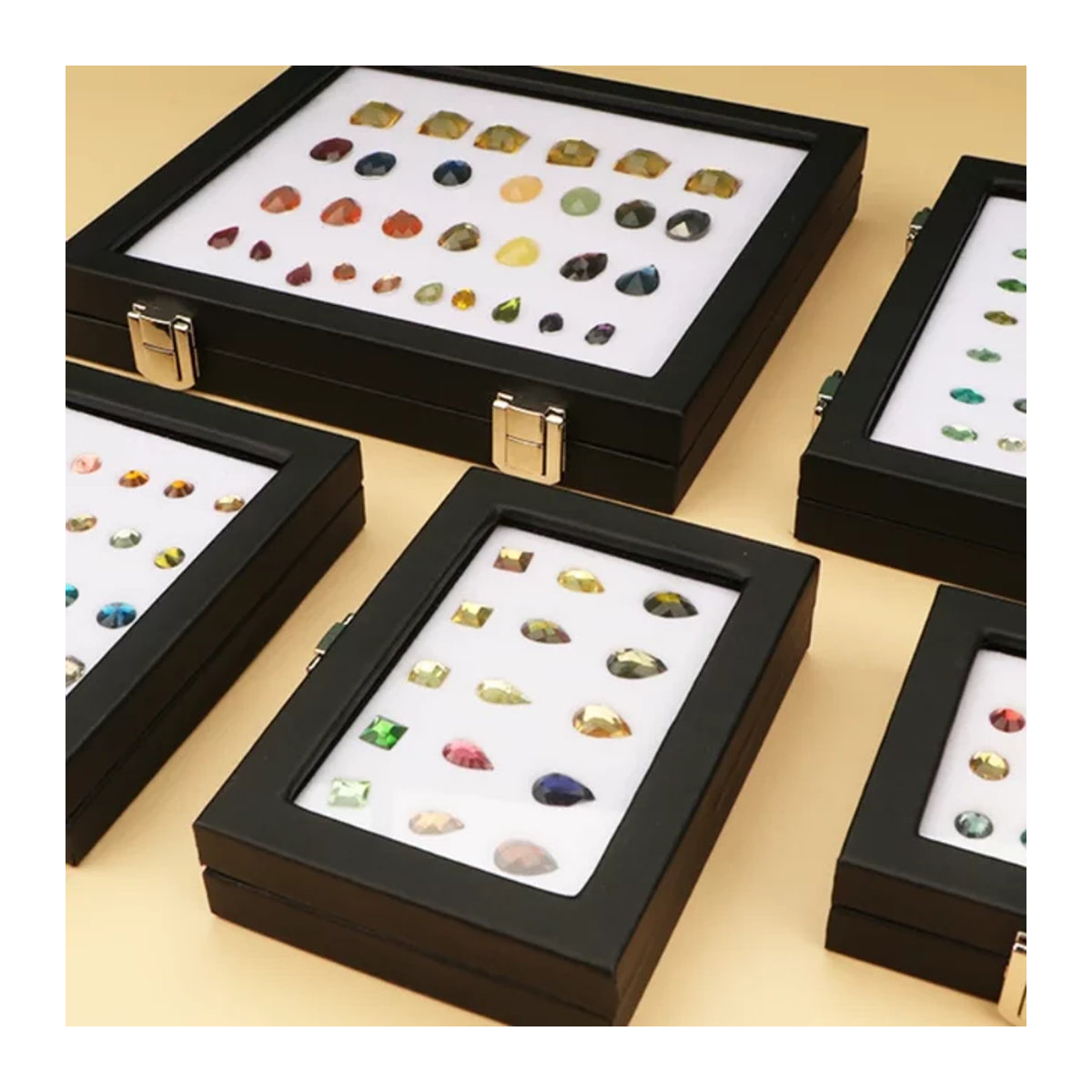 Schmuck-Präsentationsbox von Baby.Xin aus schwarzem Lackleder mit transparenter Edelsteinbox und Schnalle für Diamanten und Ringe - Bild 1