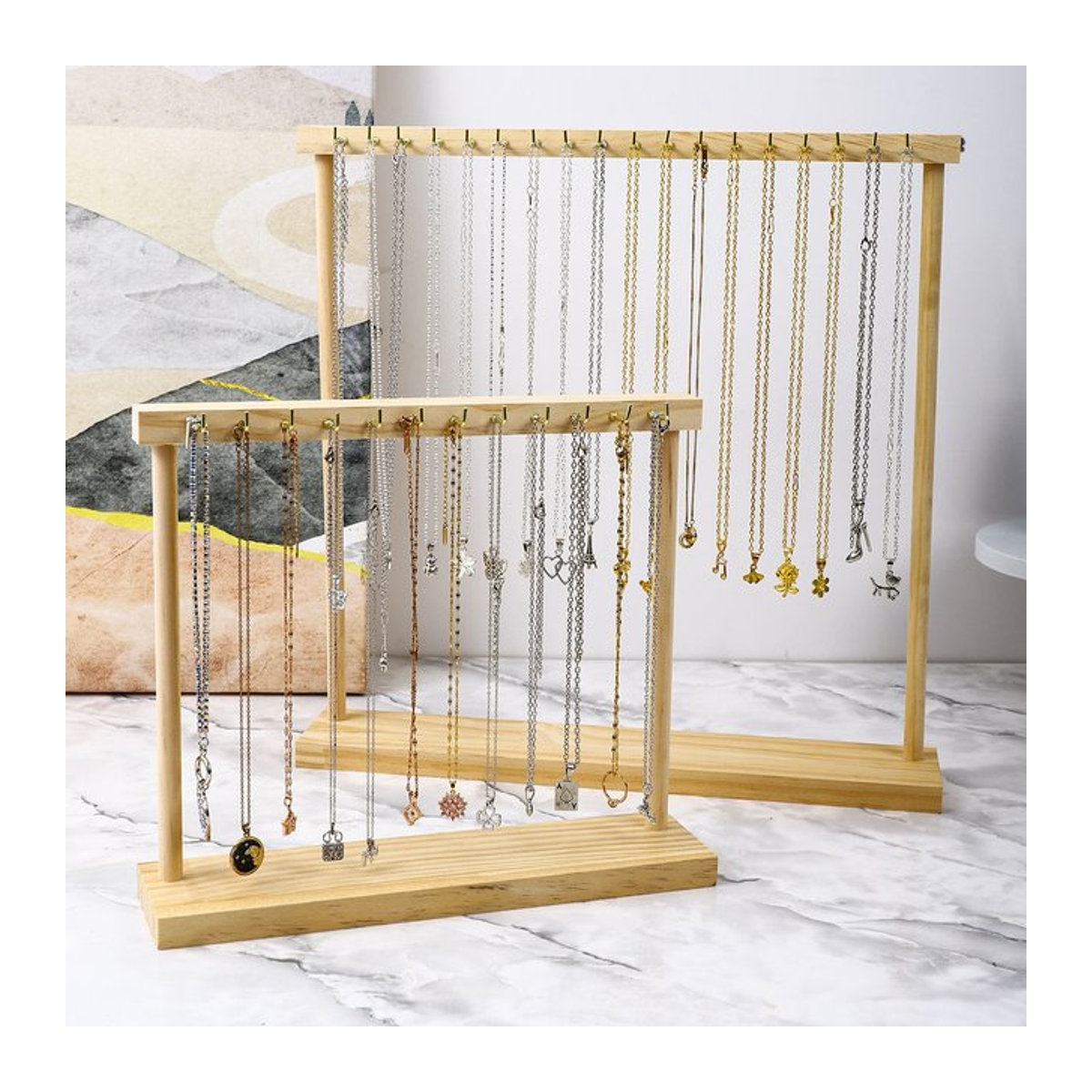 Schmuckdisplay aus Holz in Braun für Halsketten, Ohrringe und Armbänder als minimalistisches Regal zur Präsentation und Aufbewahrung - Bild 1