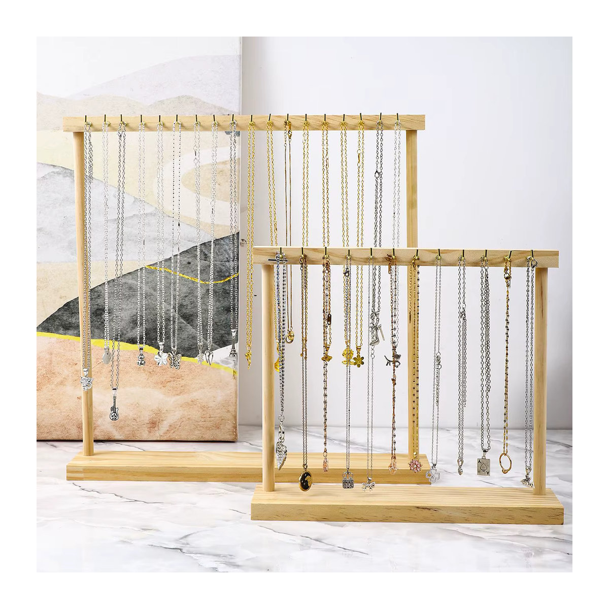 Schmuckdisplay aus Holz in Braun für Halsketten, Ohrringe und Armbänder als minimalistisches Regal zur Präsentation und Aufbewahrung - Bild 2