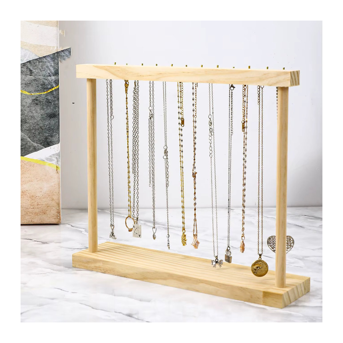Schmuckdisplay aus Holz in Braun für Halsketten, Ohrringe und Armbänder als minimalistisches Regal zur Präsentation und Aufbewahrung - Bild 3