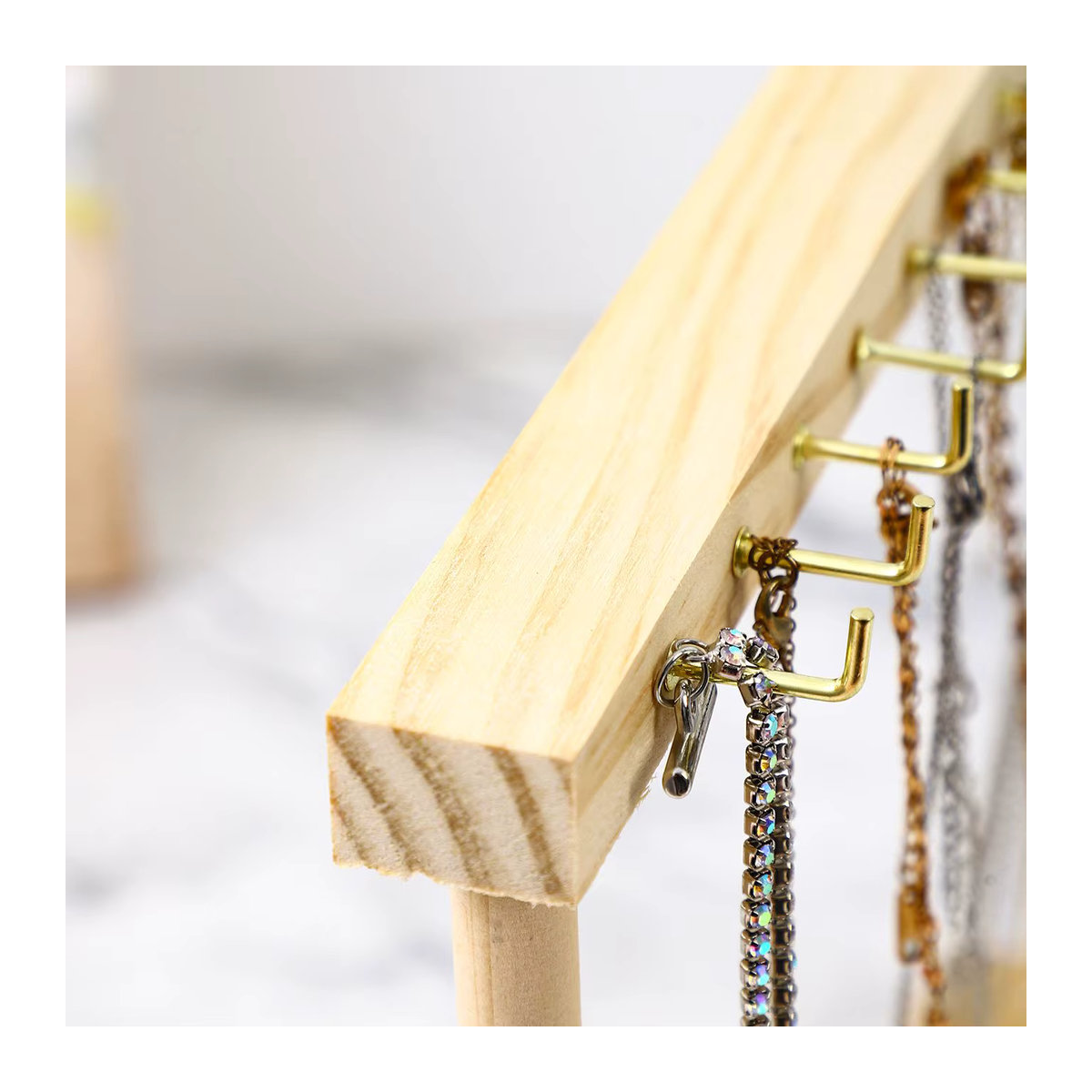 Schmuckdisplay aus Holz in Braun für Halsketten, Ohrringe und Armbänder als minimalistisches Regal zur Präsentation und Aufbewahrung - Bild 4
