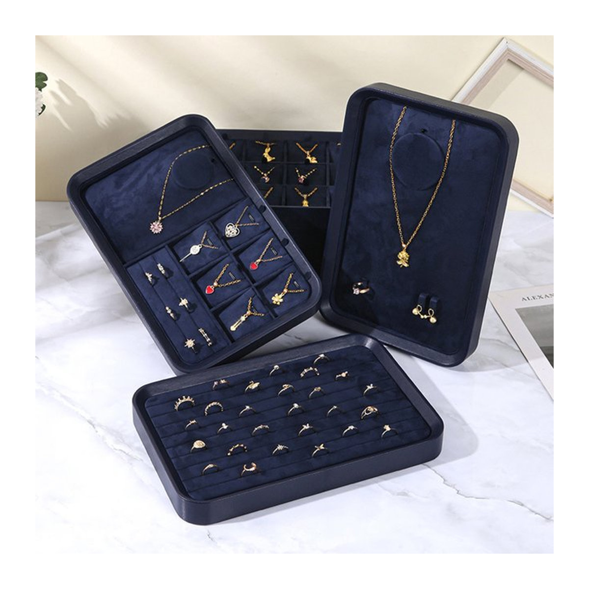 Schmucktablett aus Samt in Blau für Halsketten, Armbänder, Ohrringe und Ringe als moderner Schmuckorganizer und Display-Tablett - Bild 1
