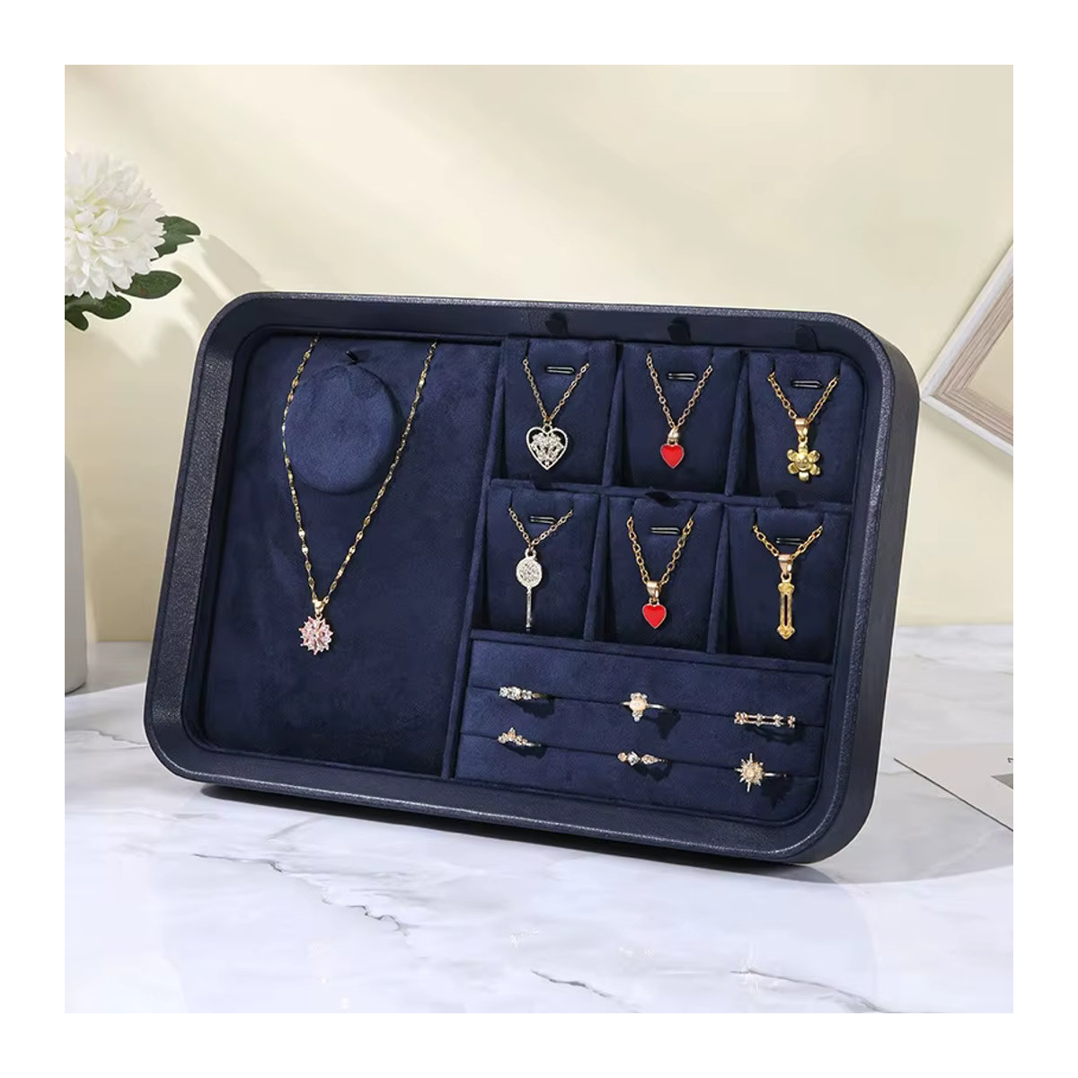 Schmucktablett aus Samt in Blau für Halsketten, Armbänder, Ohrringe und Ringe als moderner Schmuckorganizer und Display-Tablett - Bild 2
