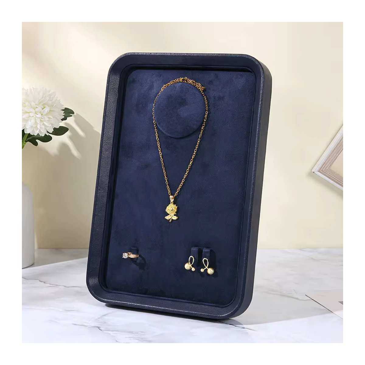 Schmucktablett aus Samt in Blau für Halsketten, Armbänder, Ohrringe und Ringe als moderner Schmuckorganizer und Display-Tablett - Bild 3