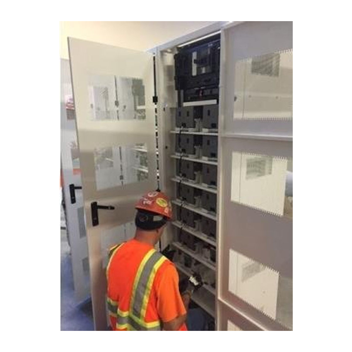 Schneider APC Scheduled Assembly Service Installation für Galaxy VS Modular Battery Cabinet mit 1 Lithium-Ionen-Batteriefach und 6 Batteriemodulen WASSEMEXBAT-VSB-01 - Bild 1