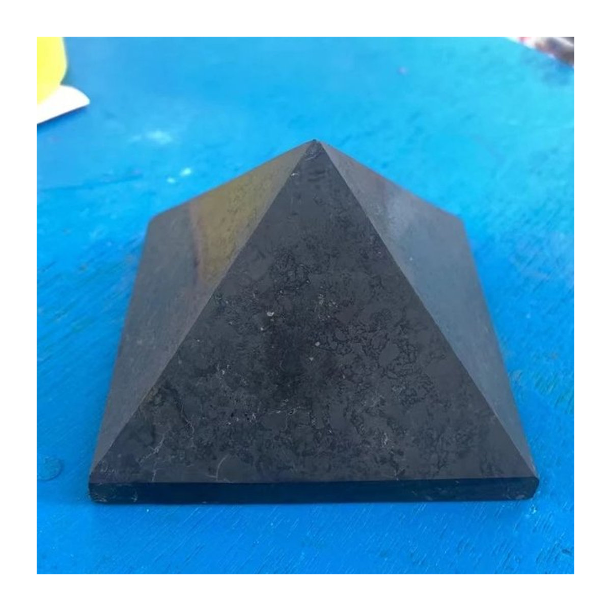 Schungit Pyramide Schwarz von TAIHESJ zur Meditation und Dekoration, 6 cm Höhe - Bild 1
