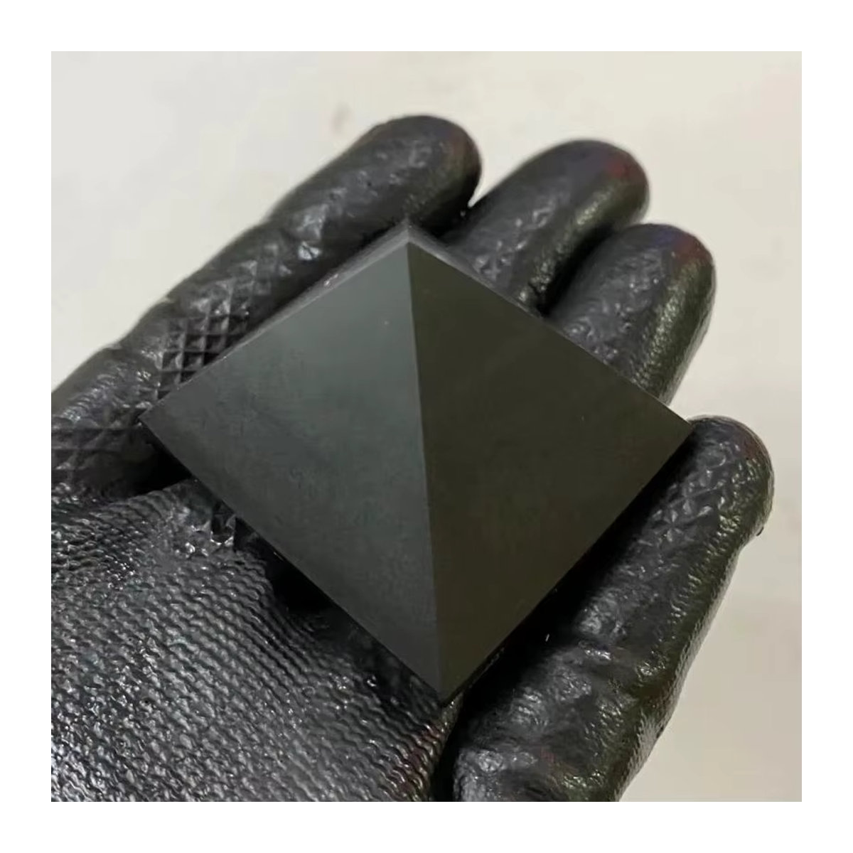 Schungit Pyramide Schwarz von TAIHESJ zur Meditation und Dekoration, 6 cm Höhe - Bild 2