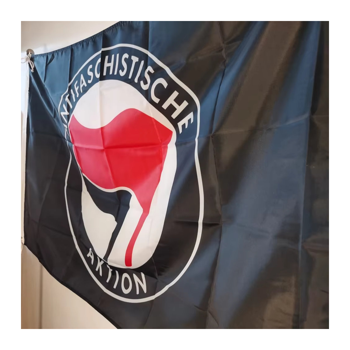 Schwarze Antifaschistische Aktionsflagge aus Polyester, Design: Antifa Anarchy Revolution, B x H: 90 x 150 cm - Bild 3
